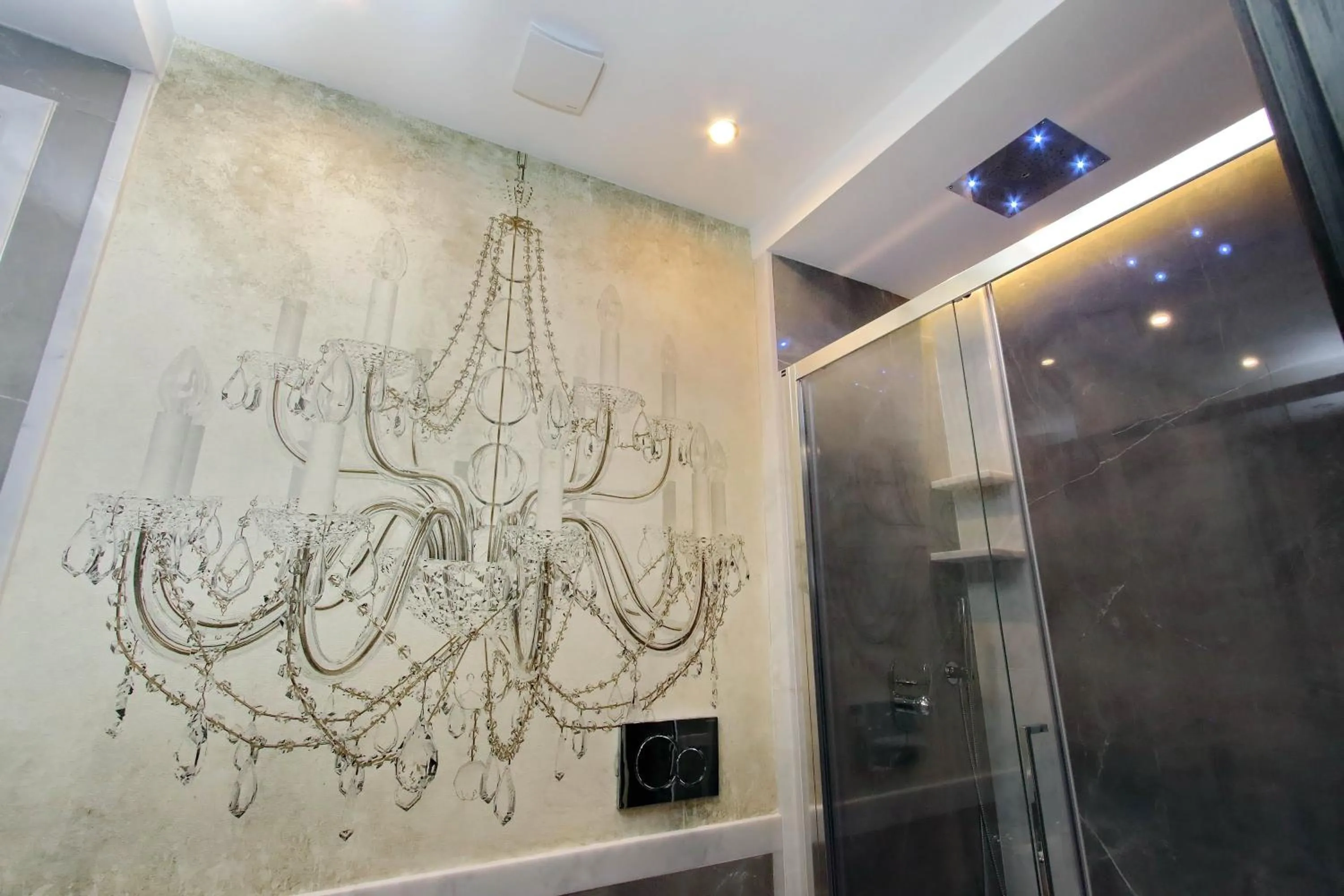 Shower in HELMIRAGE PIAZZA DI SPAGNA SUITE