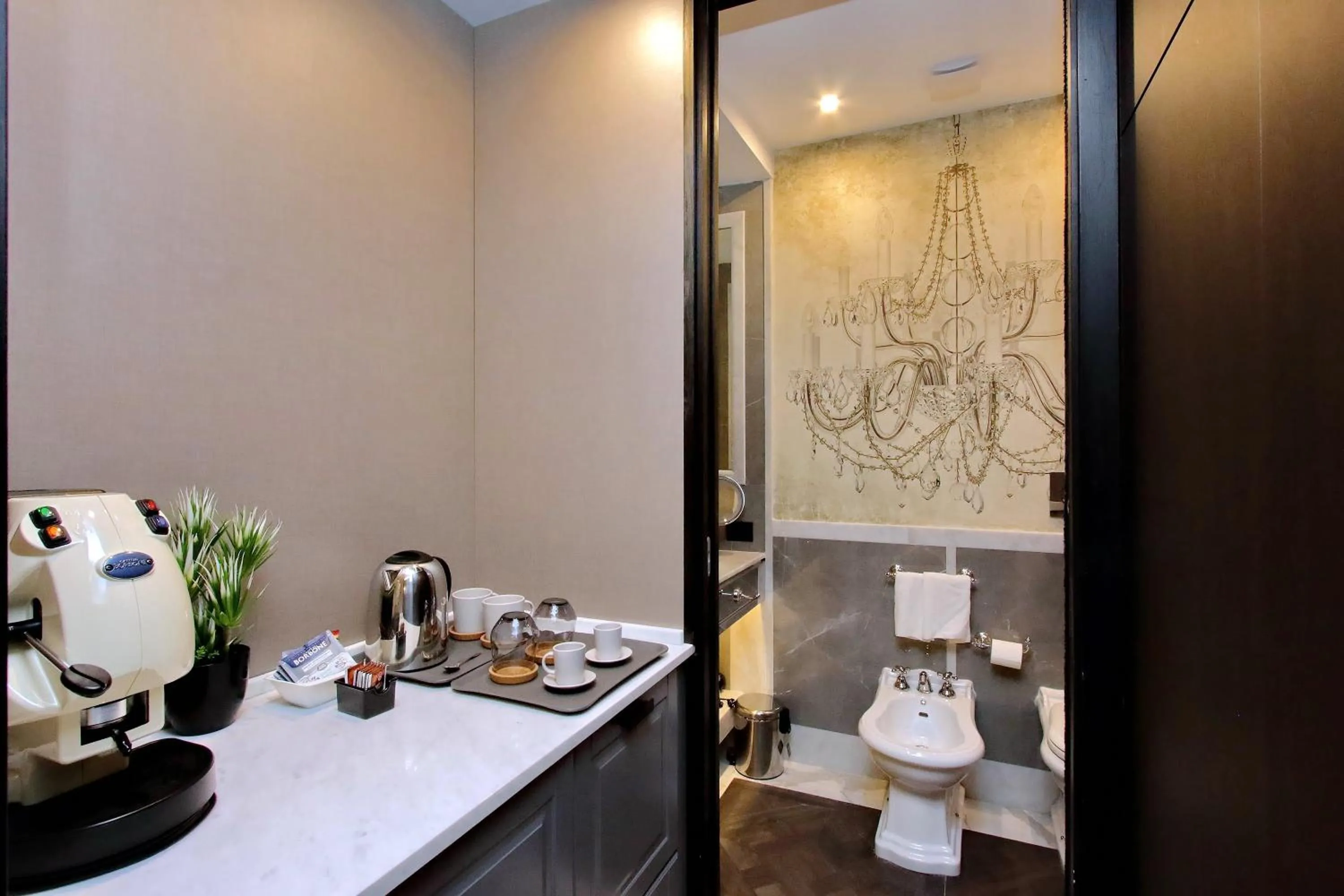 Toilet in HELMIRAGE PIAZZA DI SPAGNA SUITE