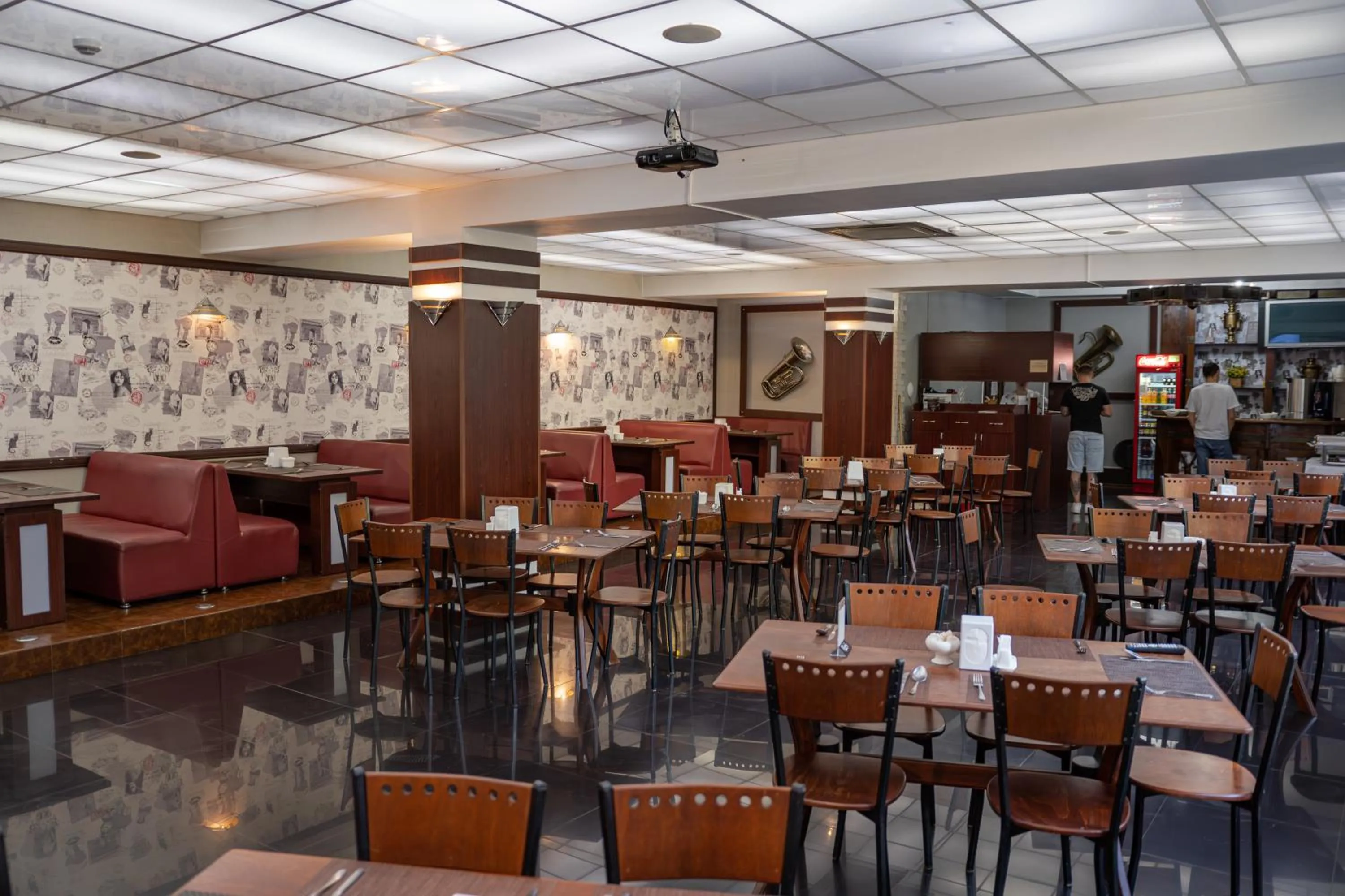 Restaurant/places to eat in Alpen Ville