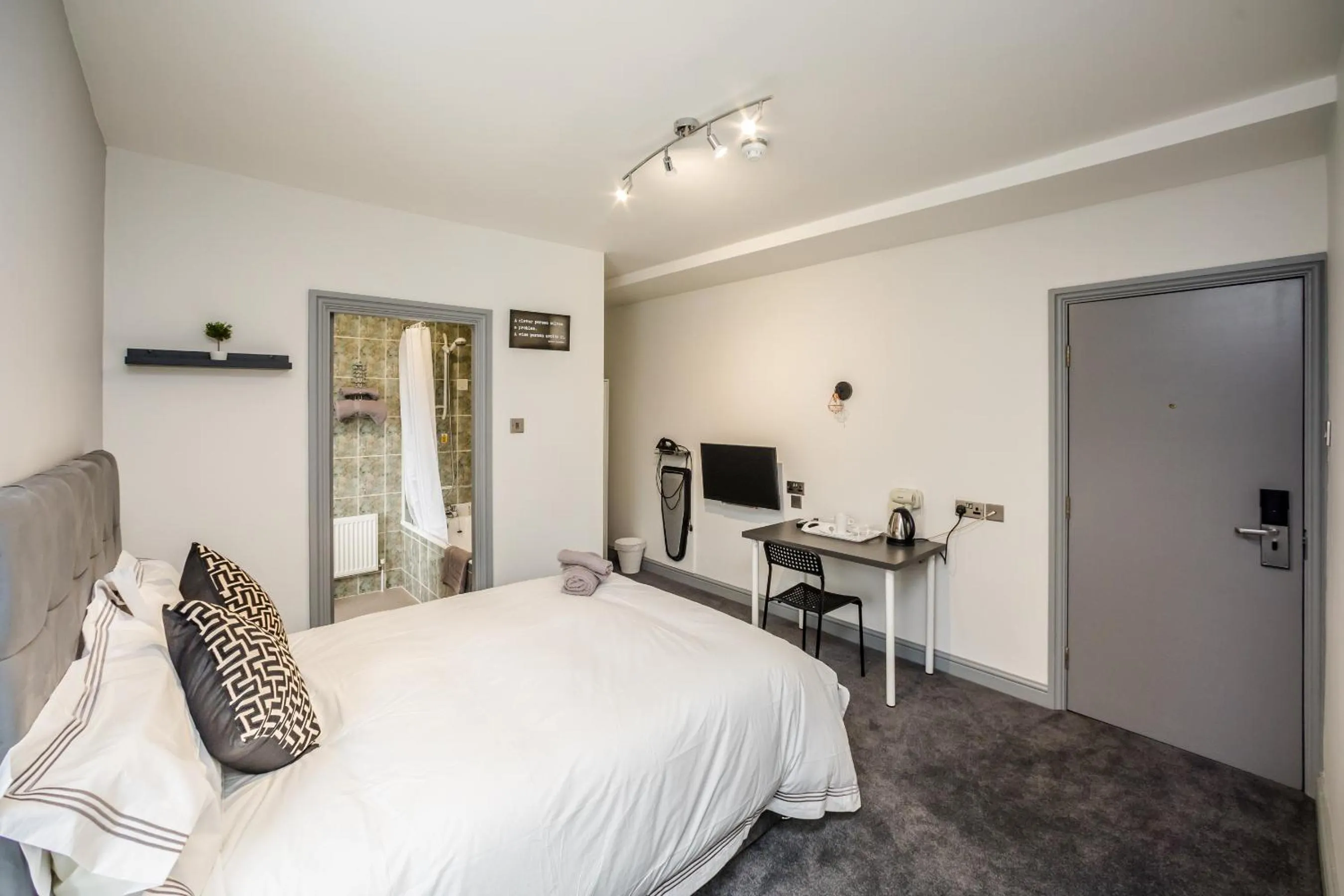 Bed in Huddersfield Central Lodge