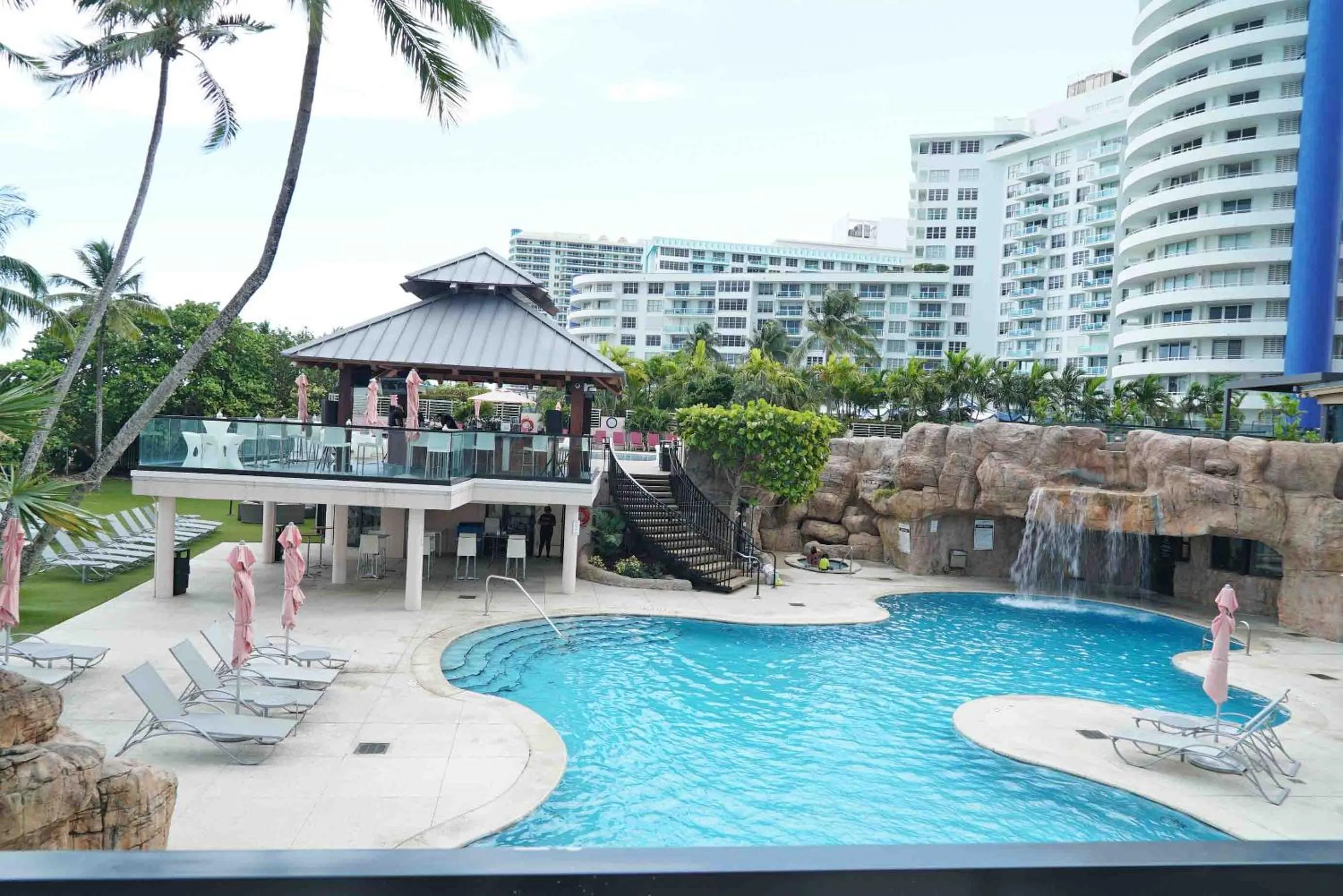 Lounge or bar in Deluxe Apartments by South Florida Vacations