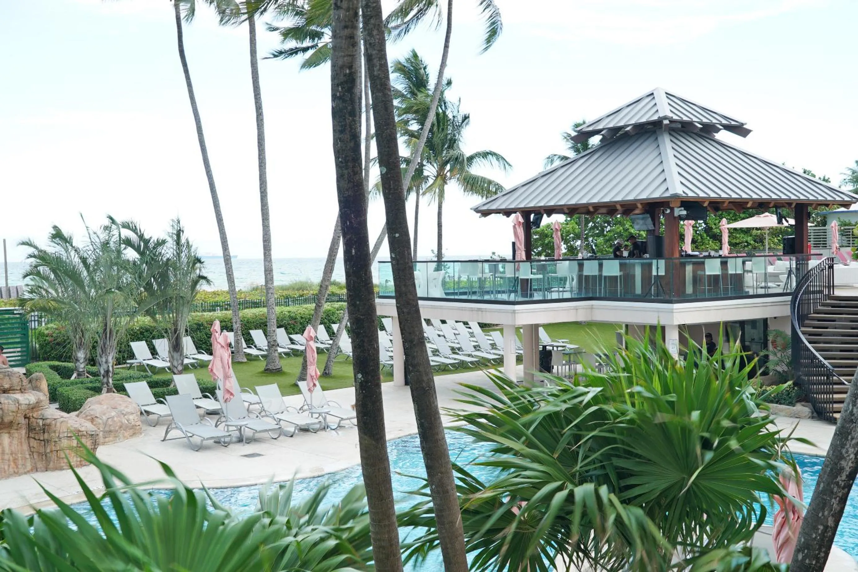 Lounge or bar in Deluxe Apartments by South Florida Vacations