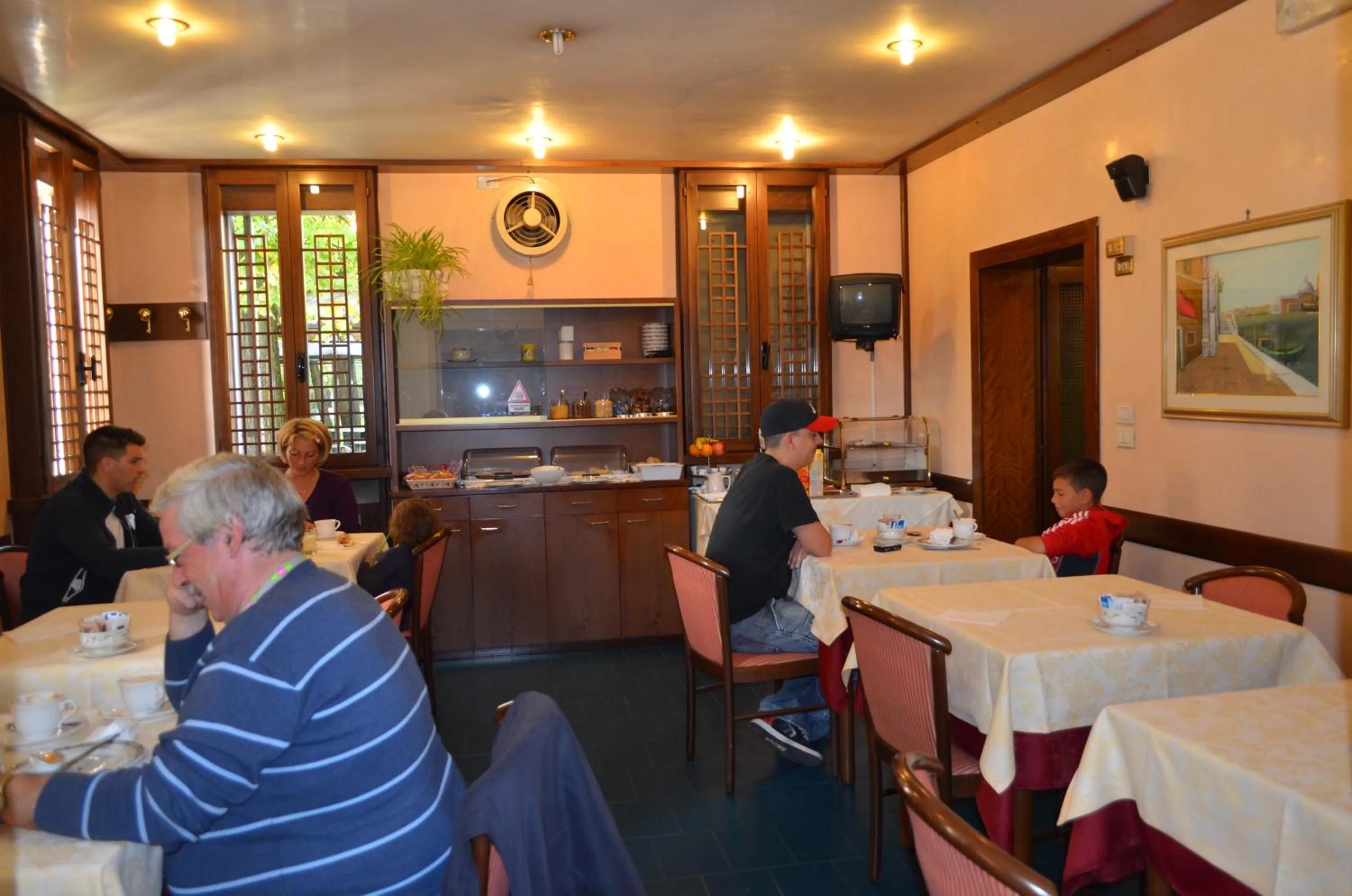 Restaurant/places to eat in Hotel Magnolia