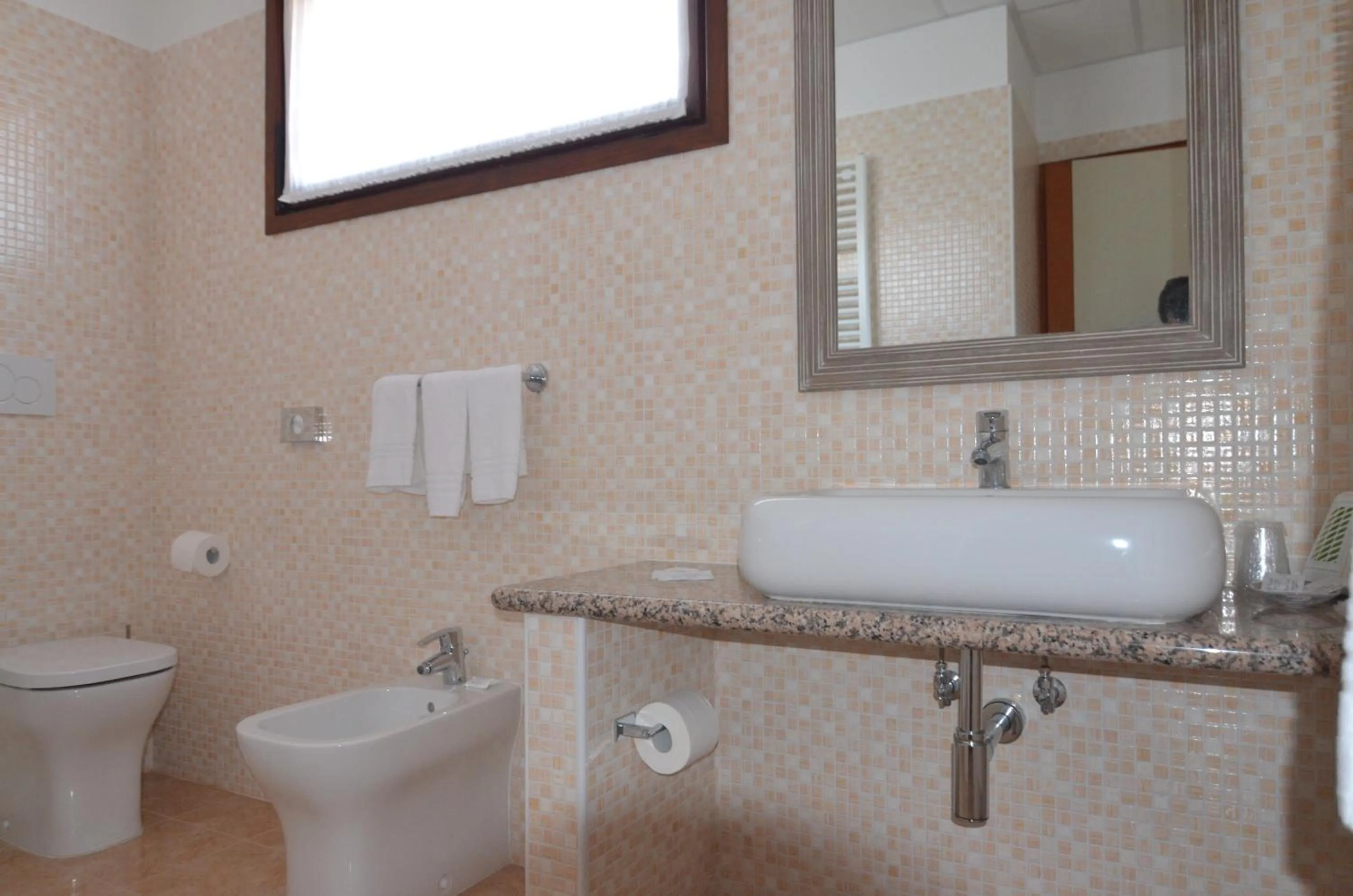 Shower in Hotel Magnolia