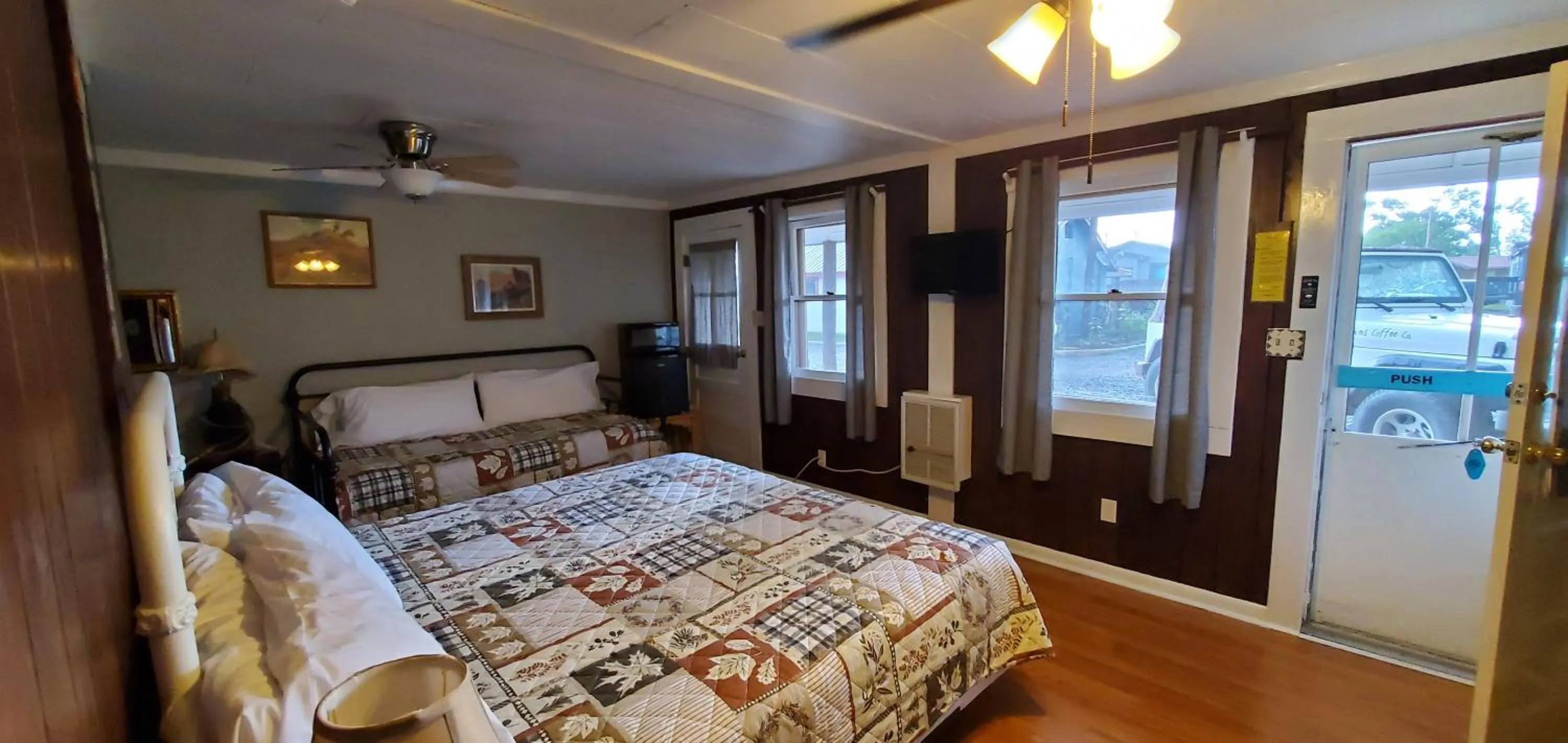 Bedroom, Bed in Hikers Cimarron Inn & RV Park