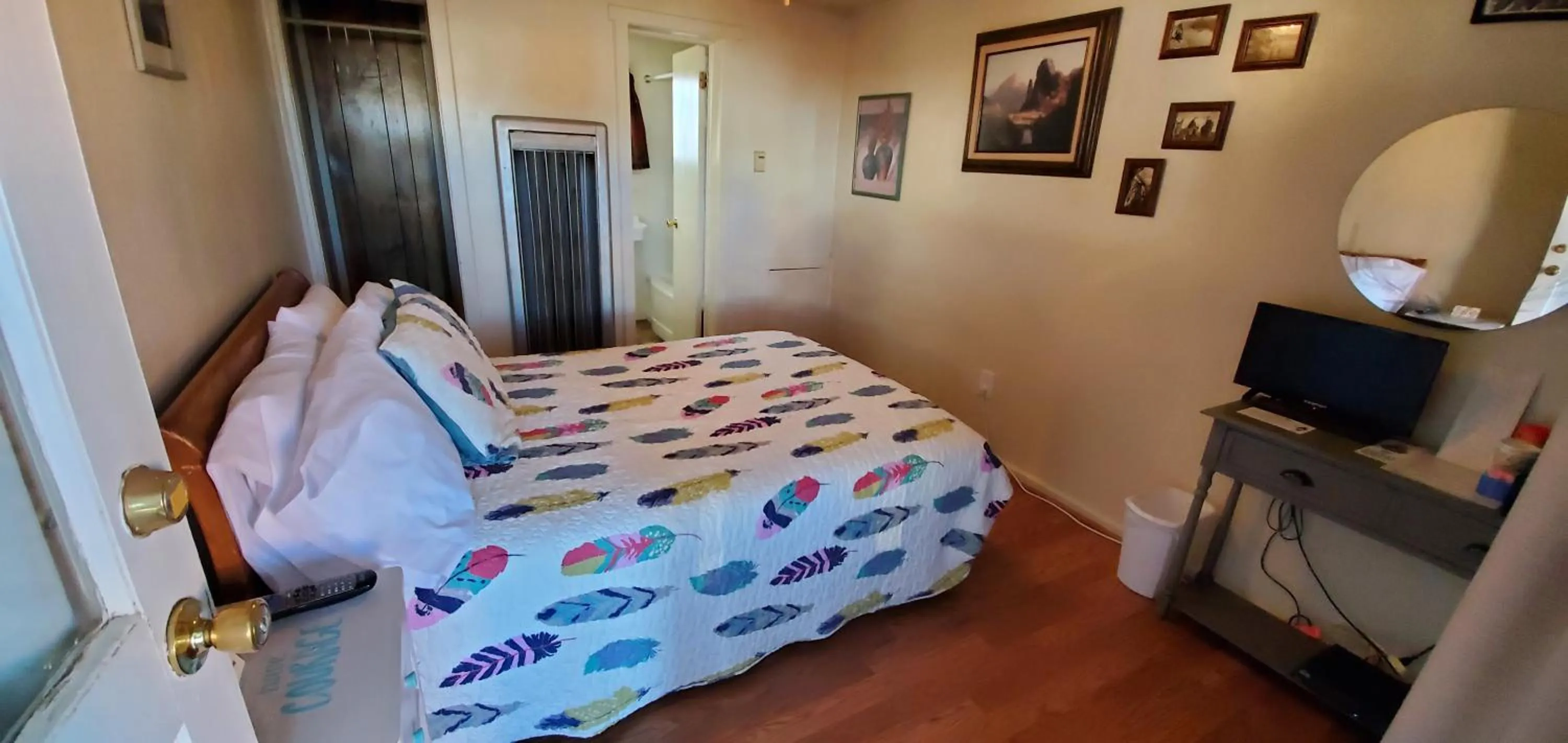 Photo of the whole room, Bed in Hikers Cimarron Inn & RV Park