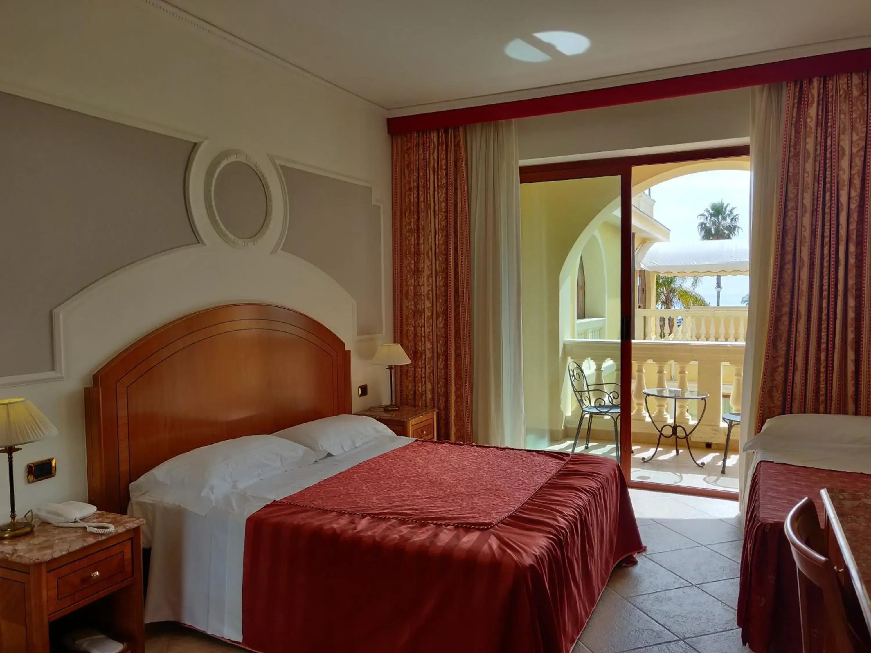 Triple Room with Sea View in Parco dei Principi Hotel - Wedding & Events Triple Room with Sea View in Parco dei Principi Hotel - Wedding & Events