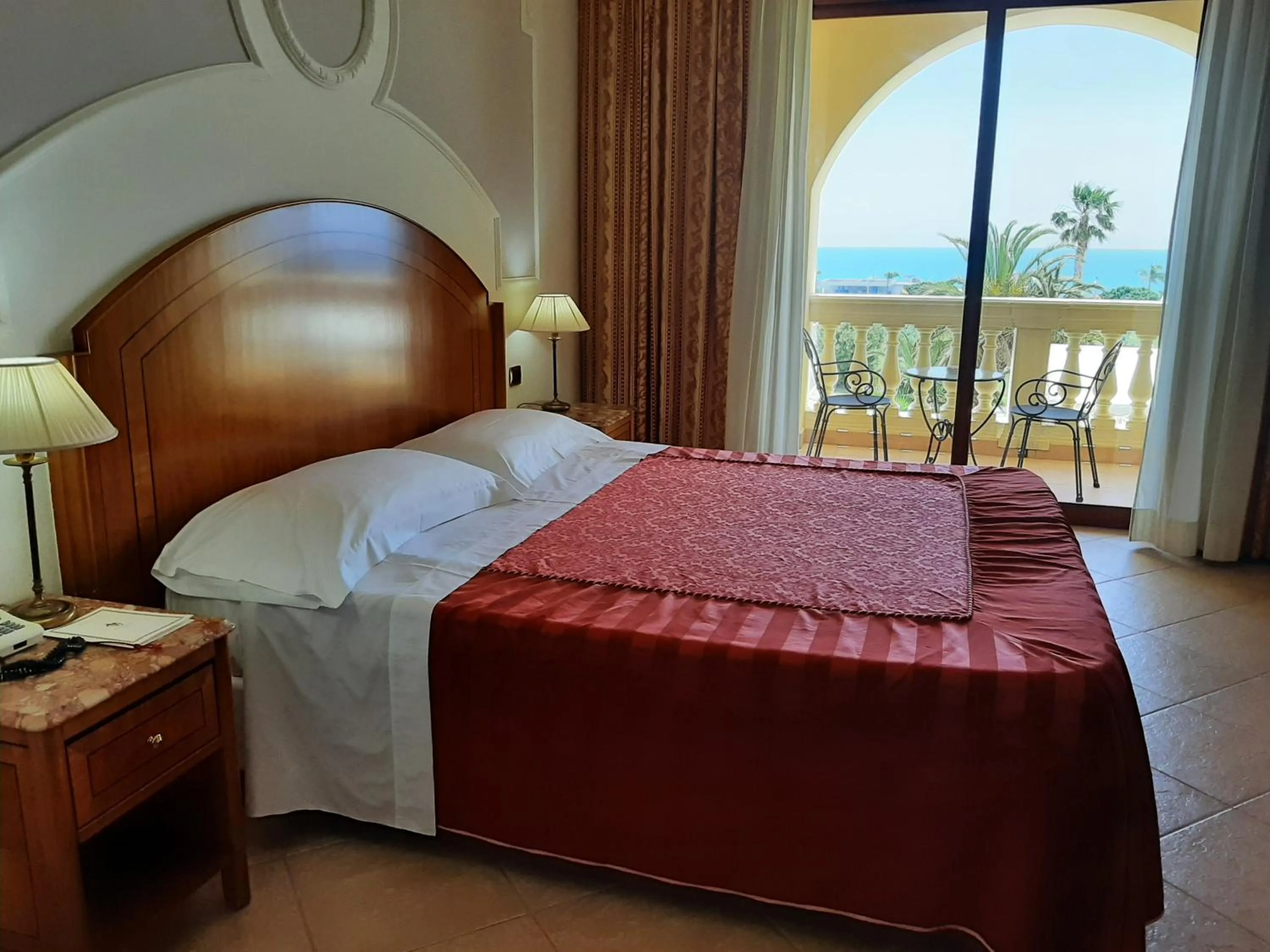 View (from property/room), Bed in Parco dei Principi Hotel - Wedding & Events