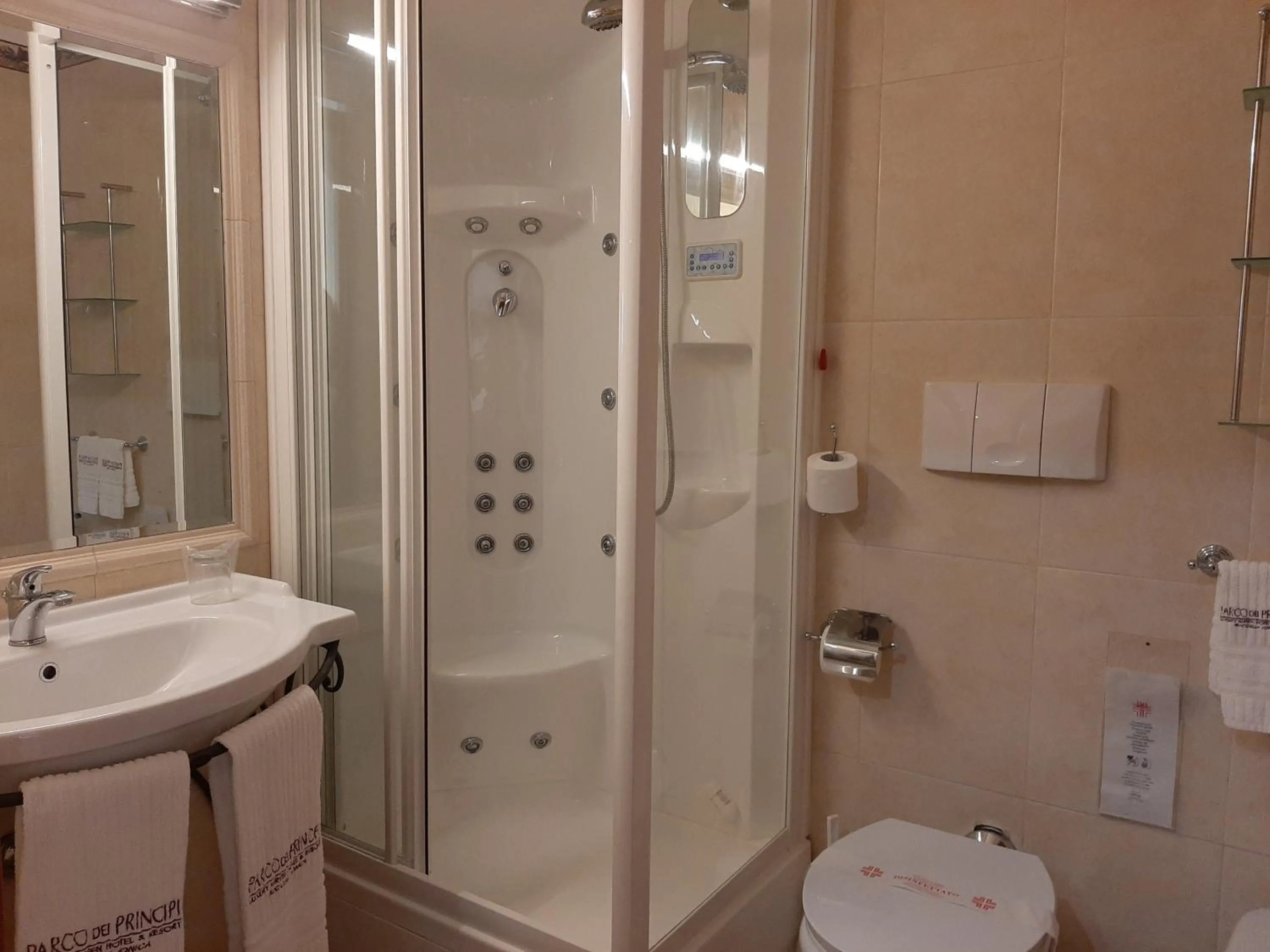 Bathroom in Parco dei Principi Hotel - Wedding & Events