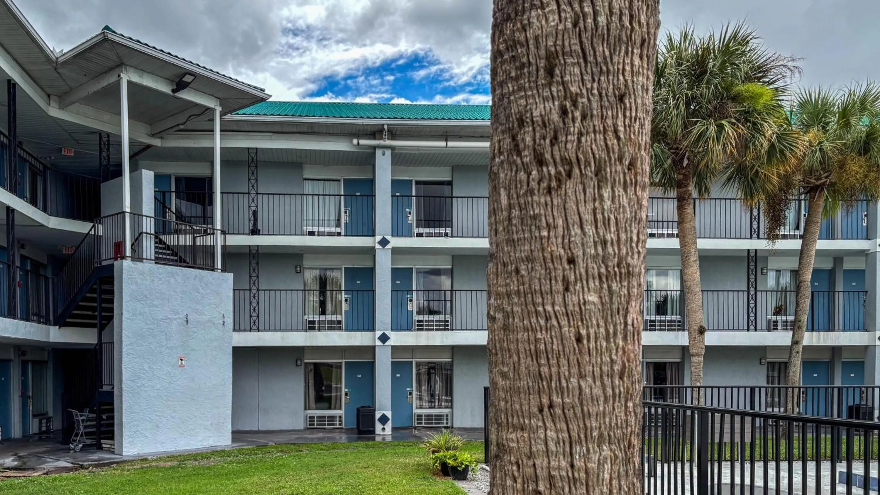 Property building in Motel 6 - Altamonte Springs, FL