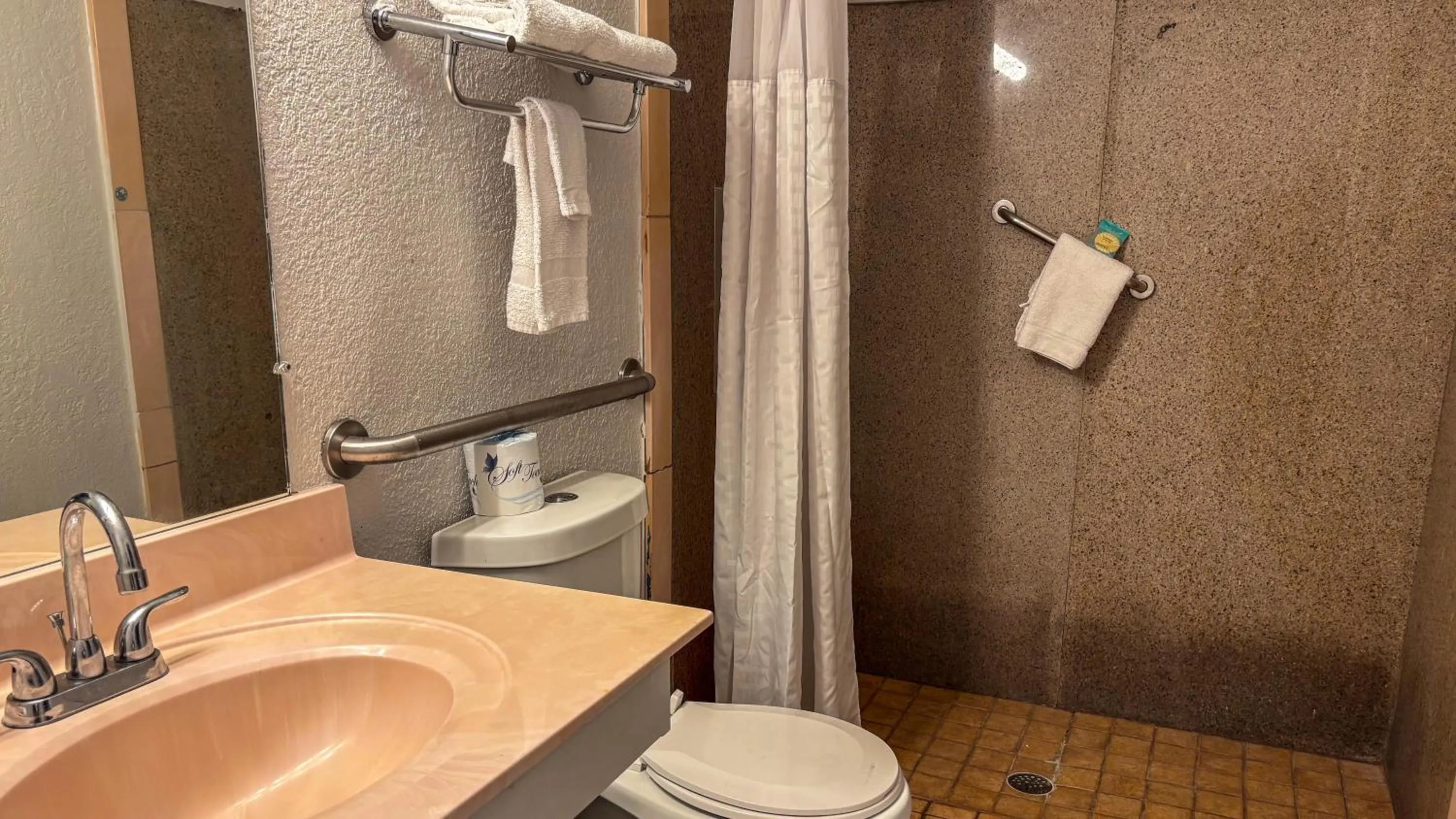 Bathroom in Motel 6 - Altamonte Springs, FL