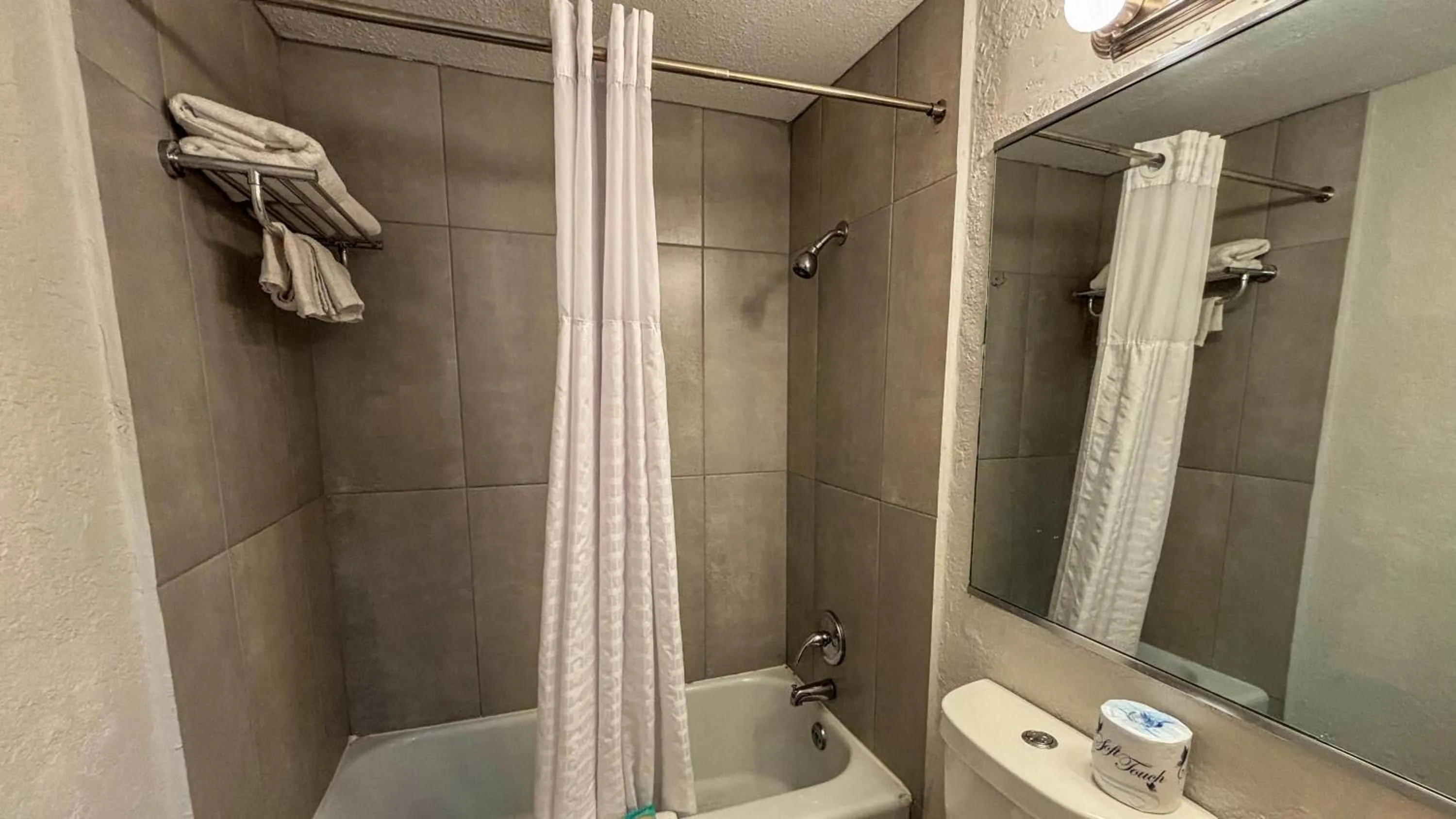 Bathroom in Motel 6 - Altamonte Springs, FL