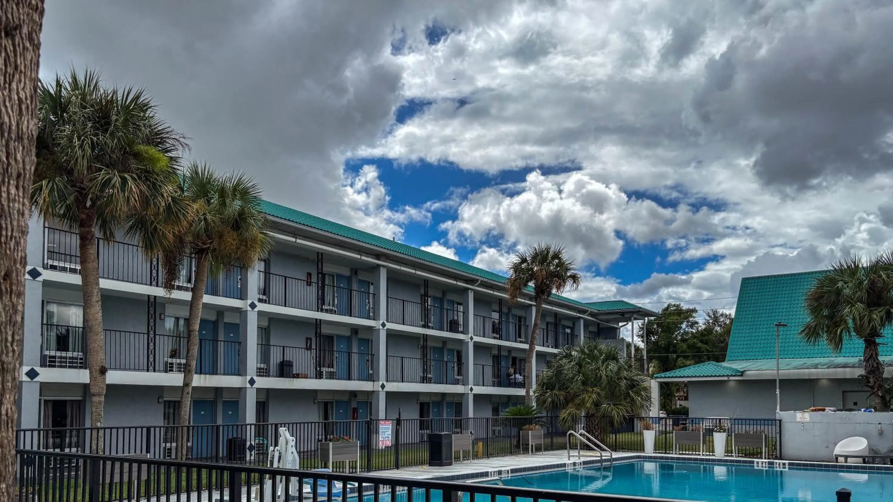 Property building in Motel 6 - Altamonte Springs, FL