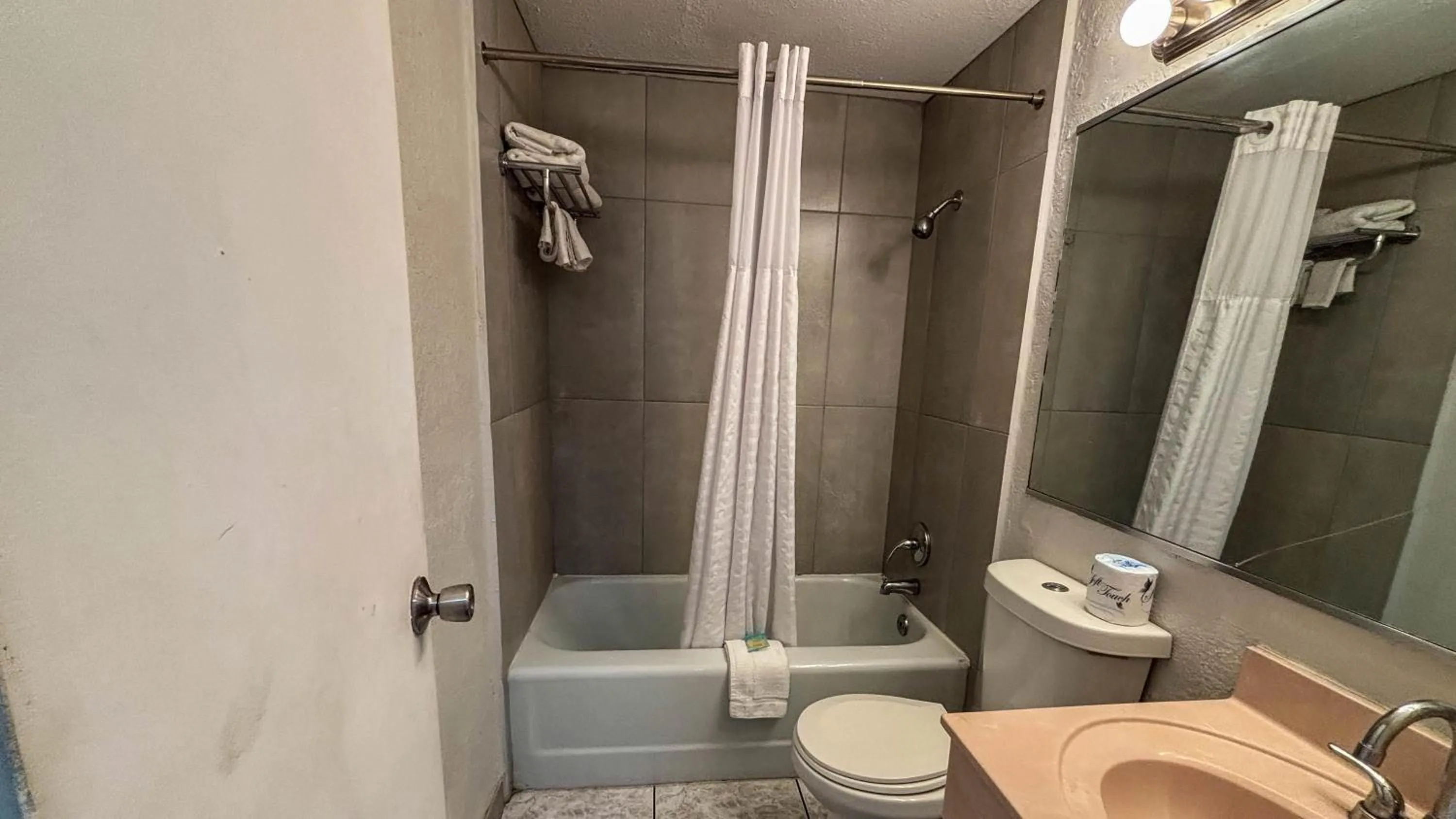 Bathroom in Motel 6 - Altamonte Springs, FL
