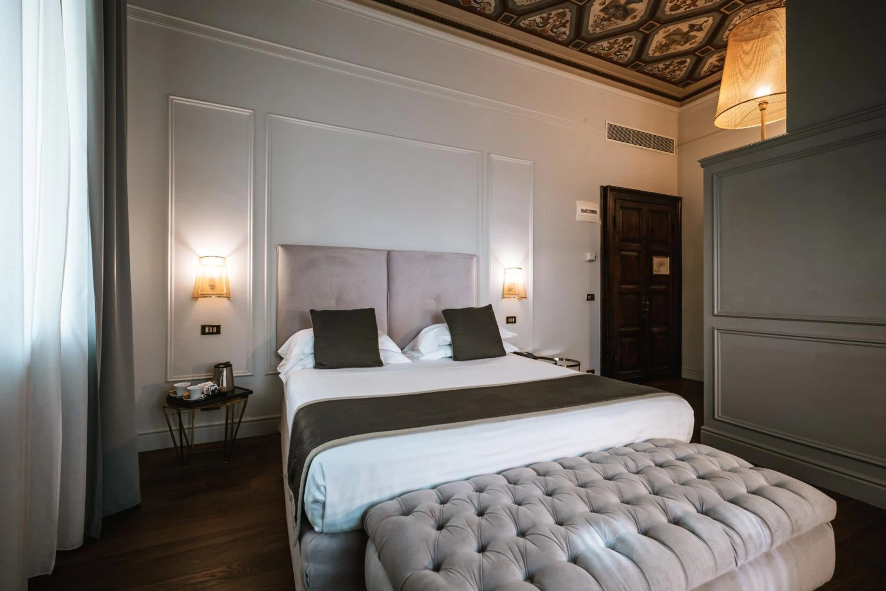 Bed in Hotel De La Ville