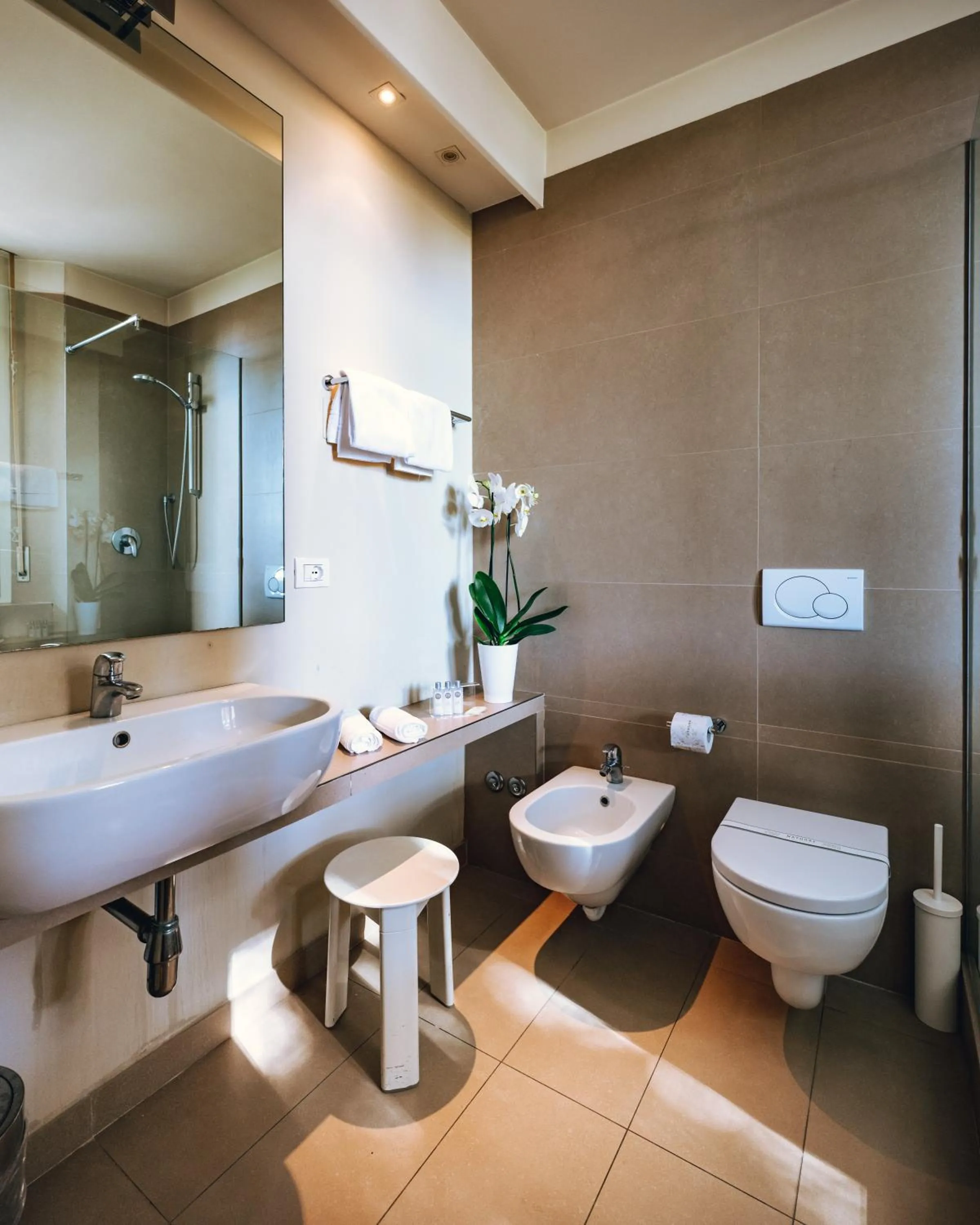 Bathroom in Hotel De La Ville