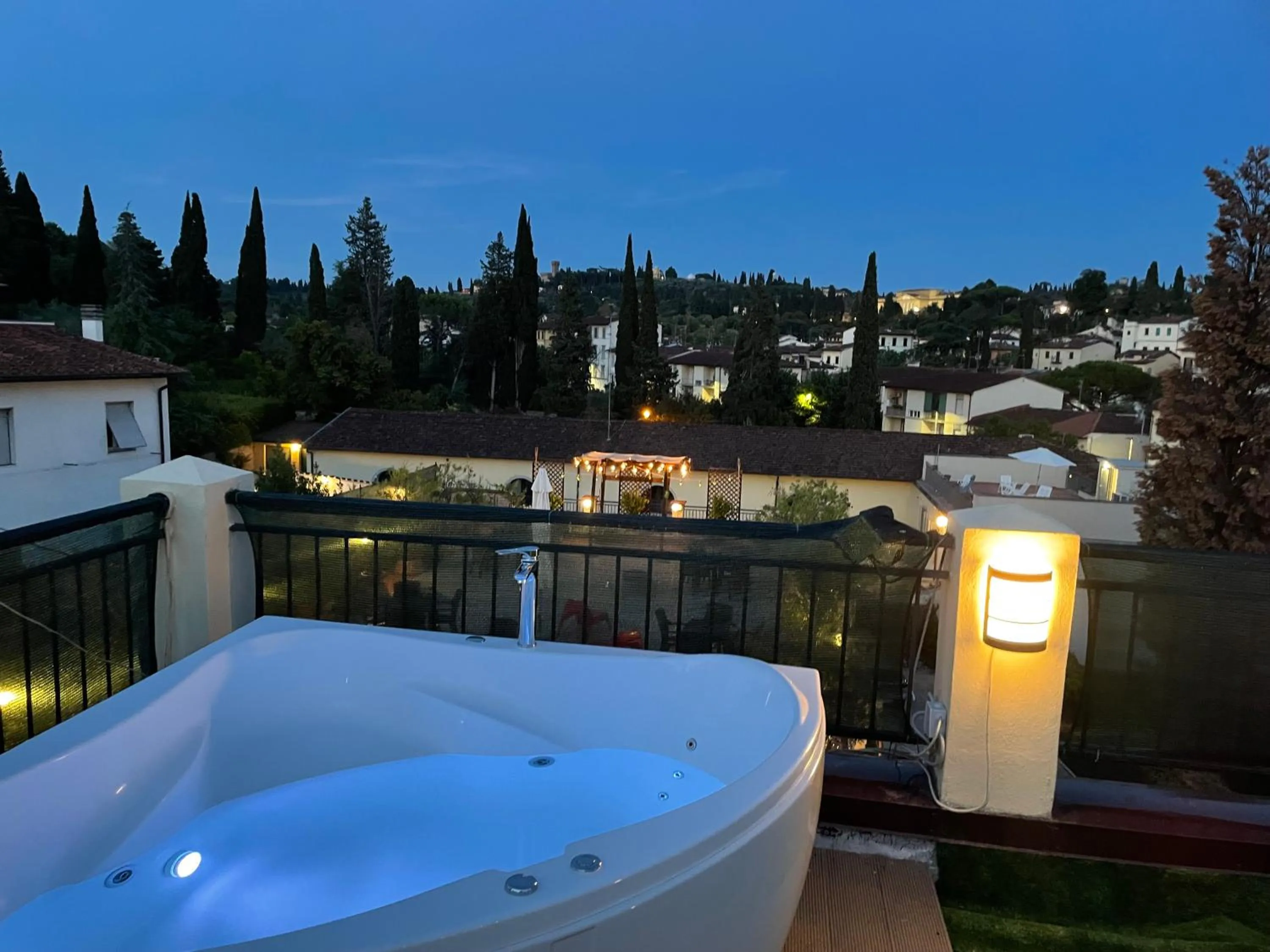 Hot Tub in Argentiere Room Apartments