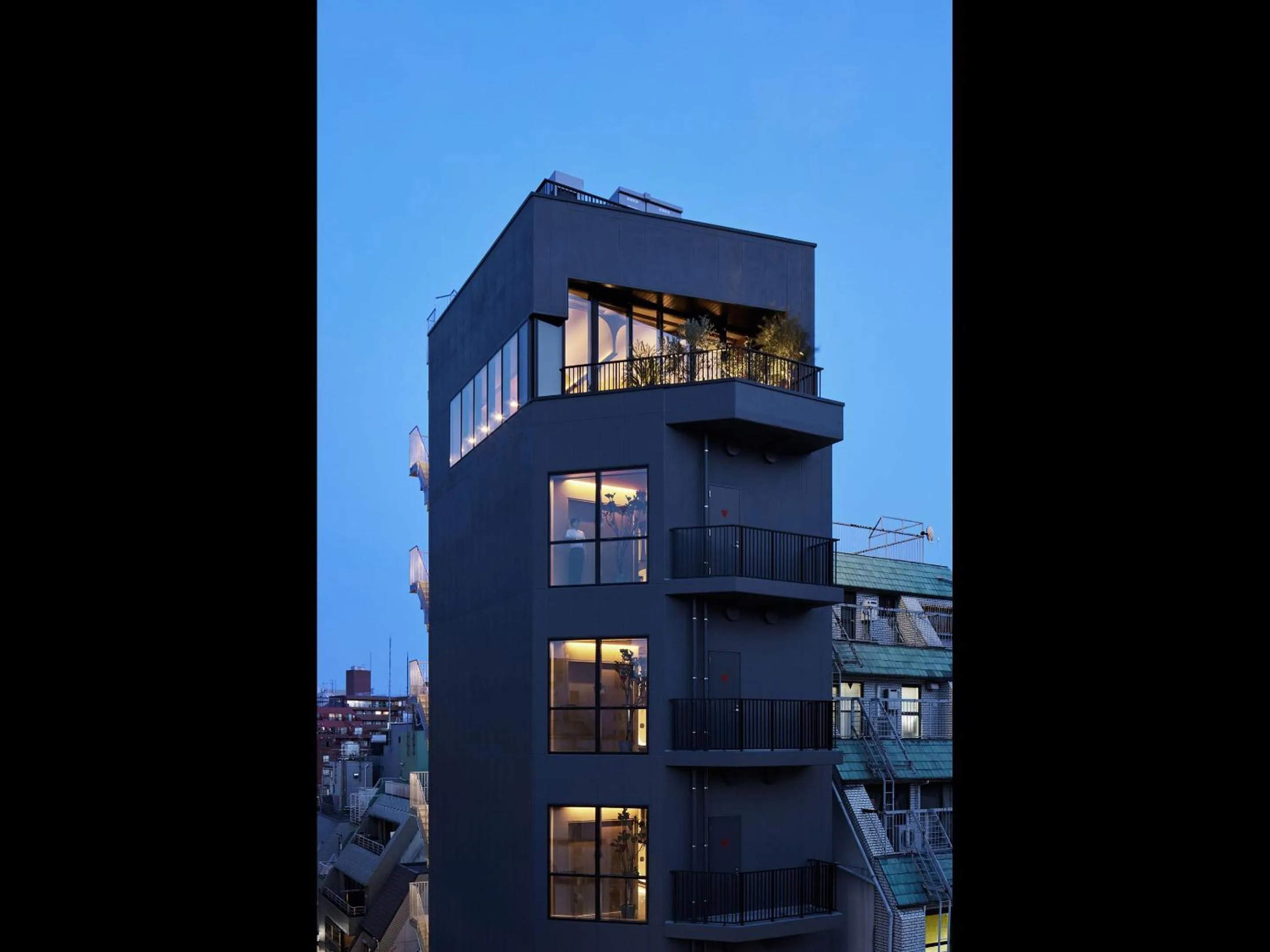 Property building in 9h nine hours woman Shinjuku