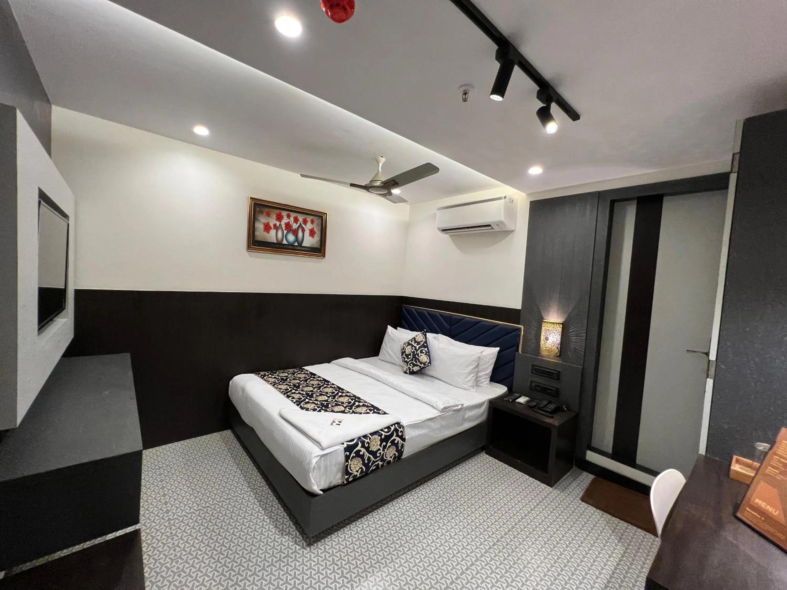 Bed in Rich Hotel Mumbai