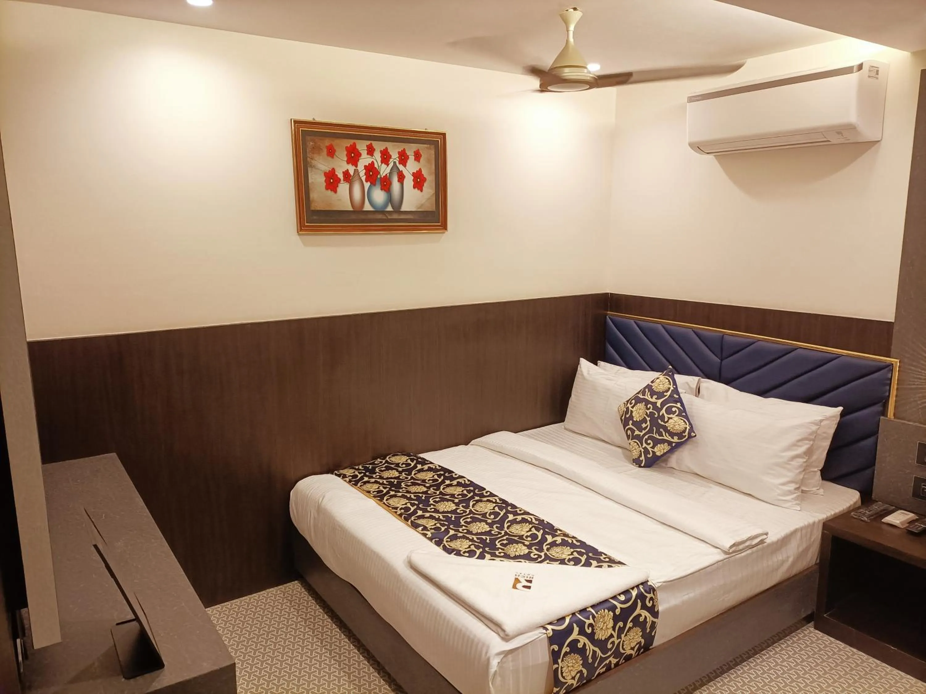 Bed in Rich Hotel Mumbai