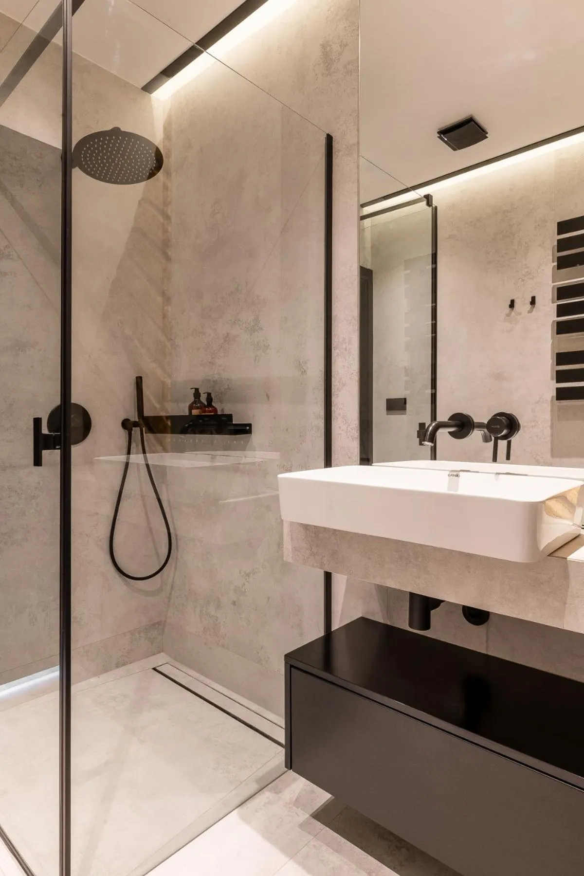 Shower in Villa T Apartments & SPA