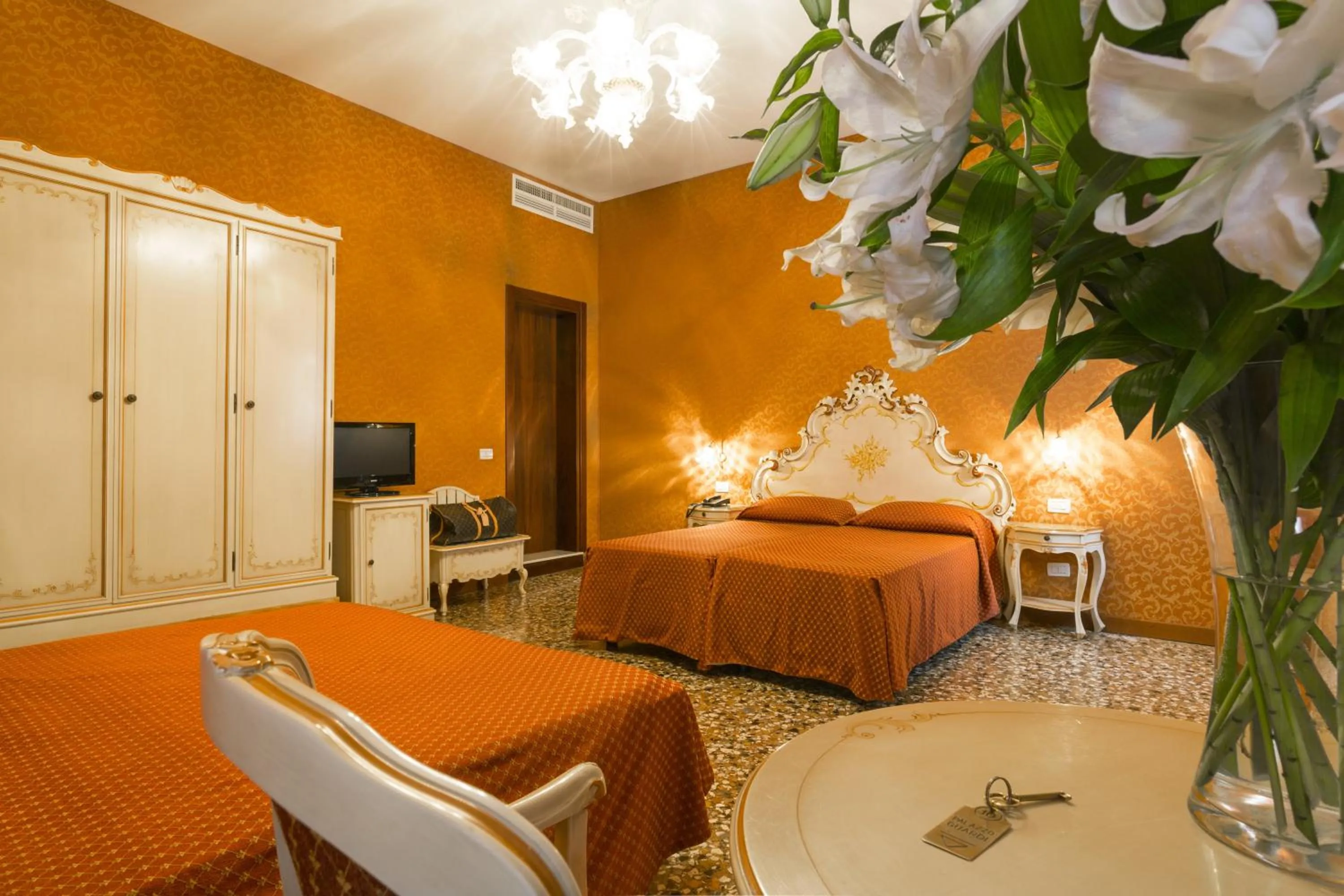 Photo of the whole room, Bed in Palazzo Guardi