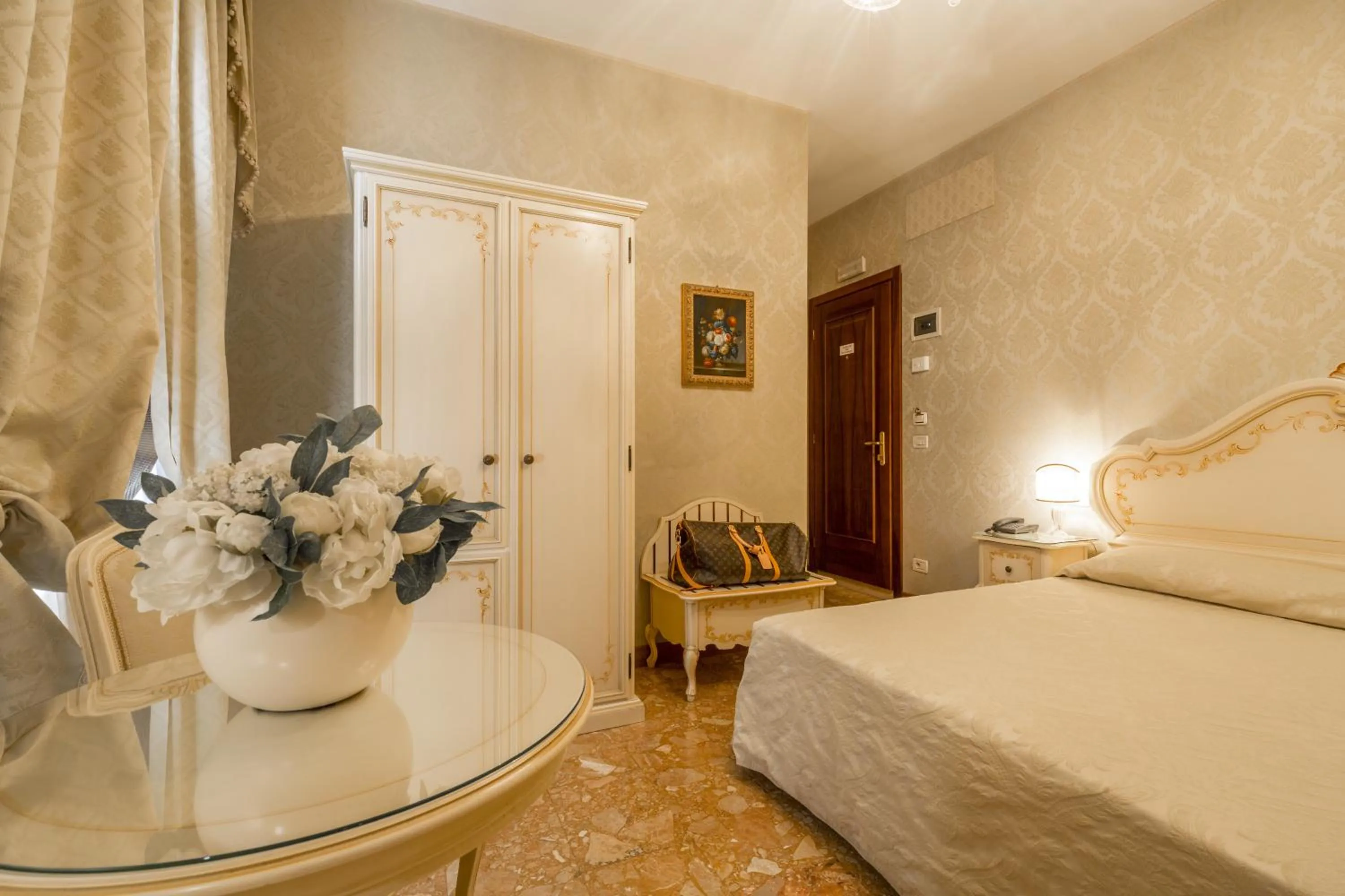 Photo of the whole room, Bed in Palazzo Guardi