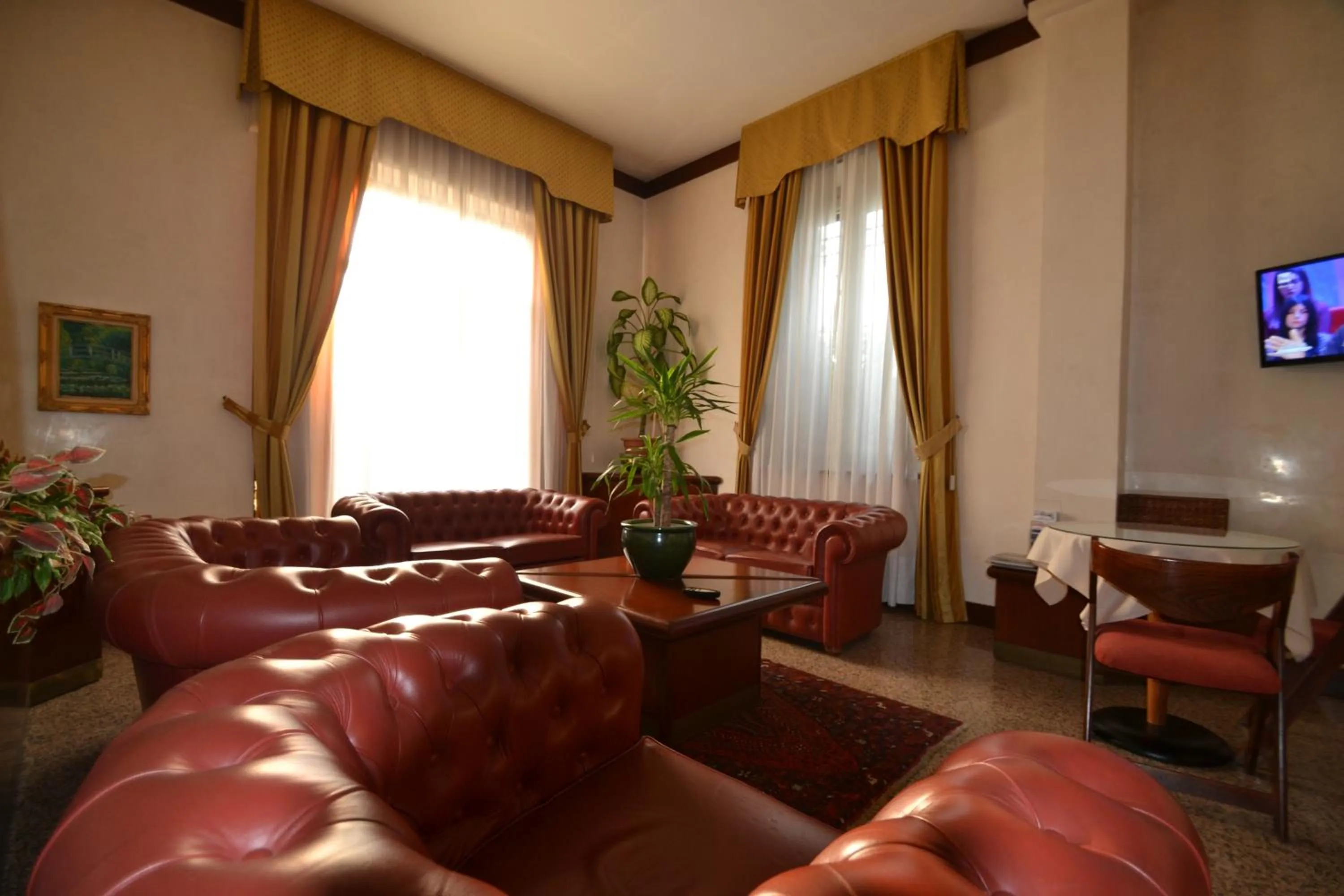 Communal lounge/ TV room in Hotel Residence