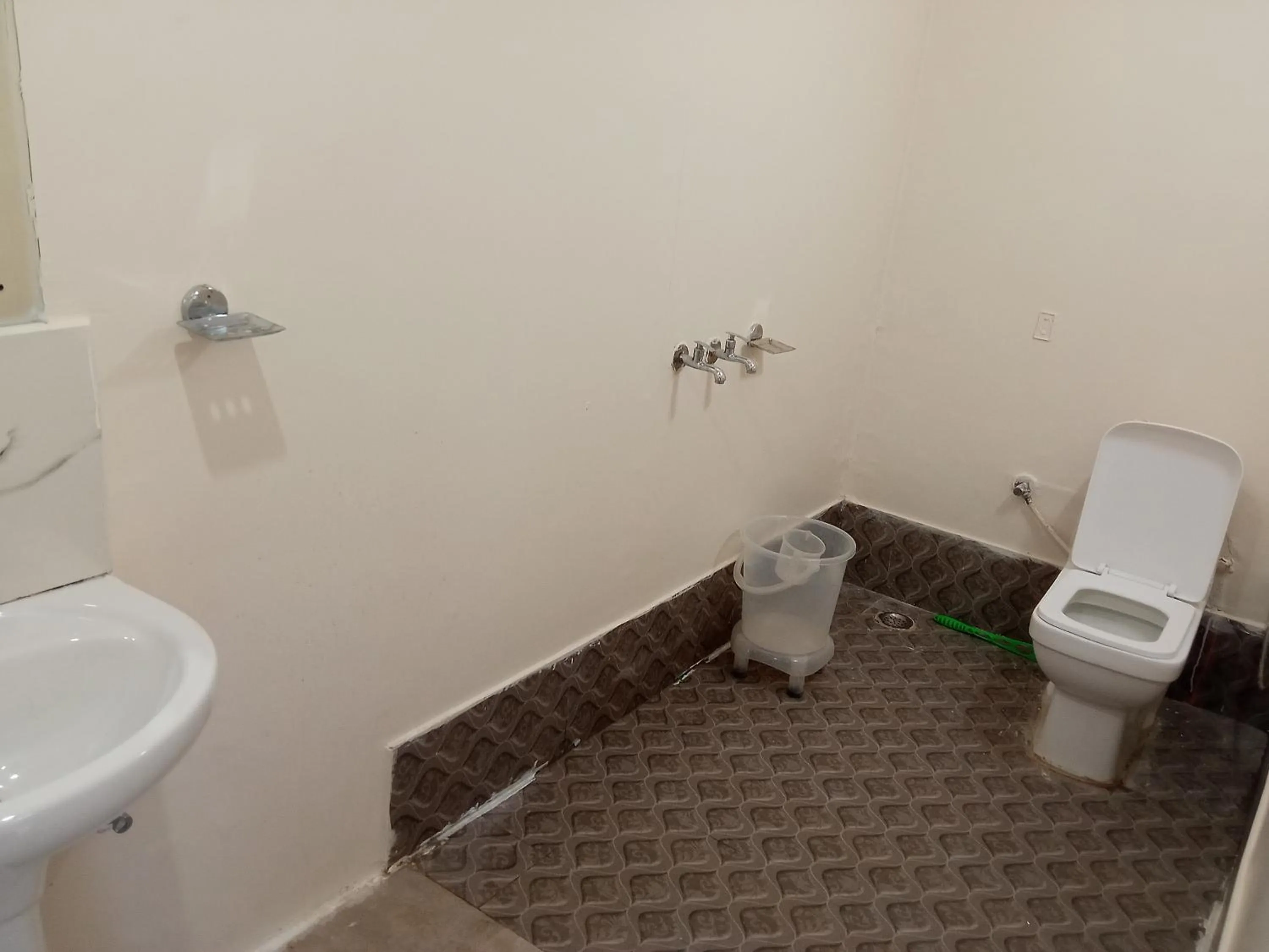 Toilet in IN APPLE ESTATE KANATAL - Himalayan View Resort with Courteous Staff