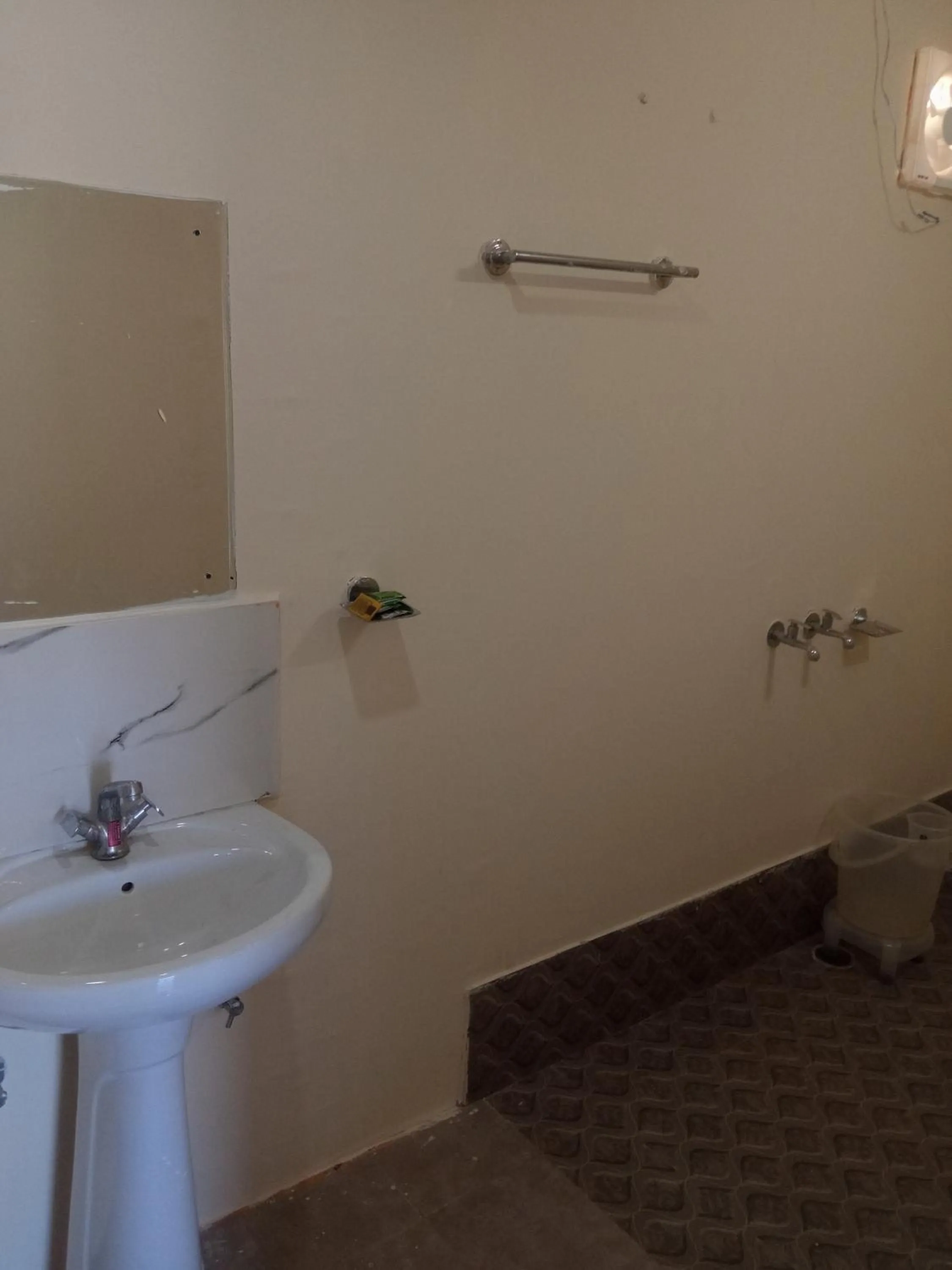 Toilet in IN APPLE ESTATE KANATAL - Himalayan View Resort with Courteous Staff