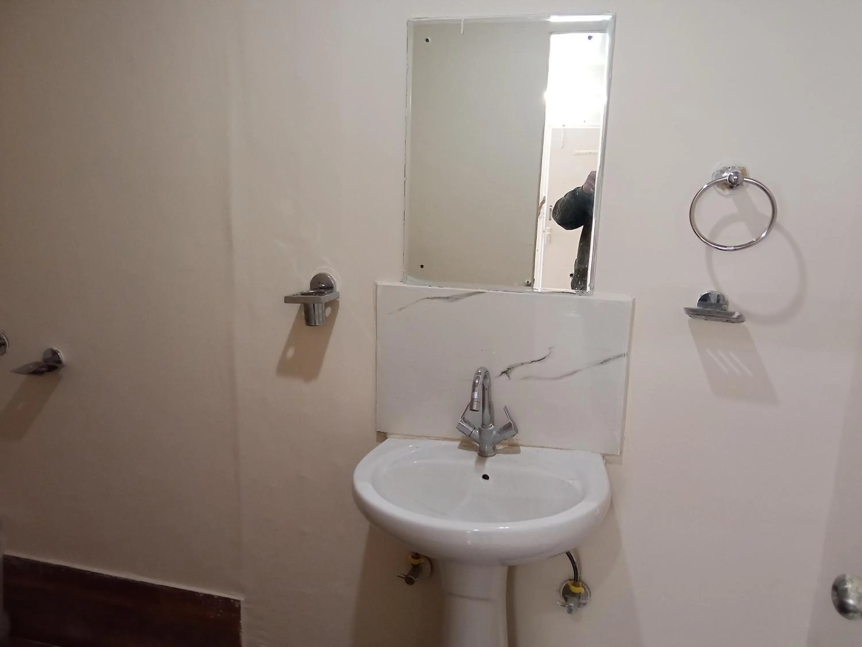 Shower in IN APPLE ESTATE KANATAL - Himalayan View Resort with Courteous Staff