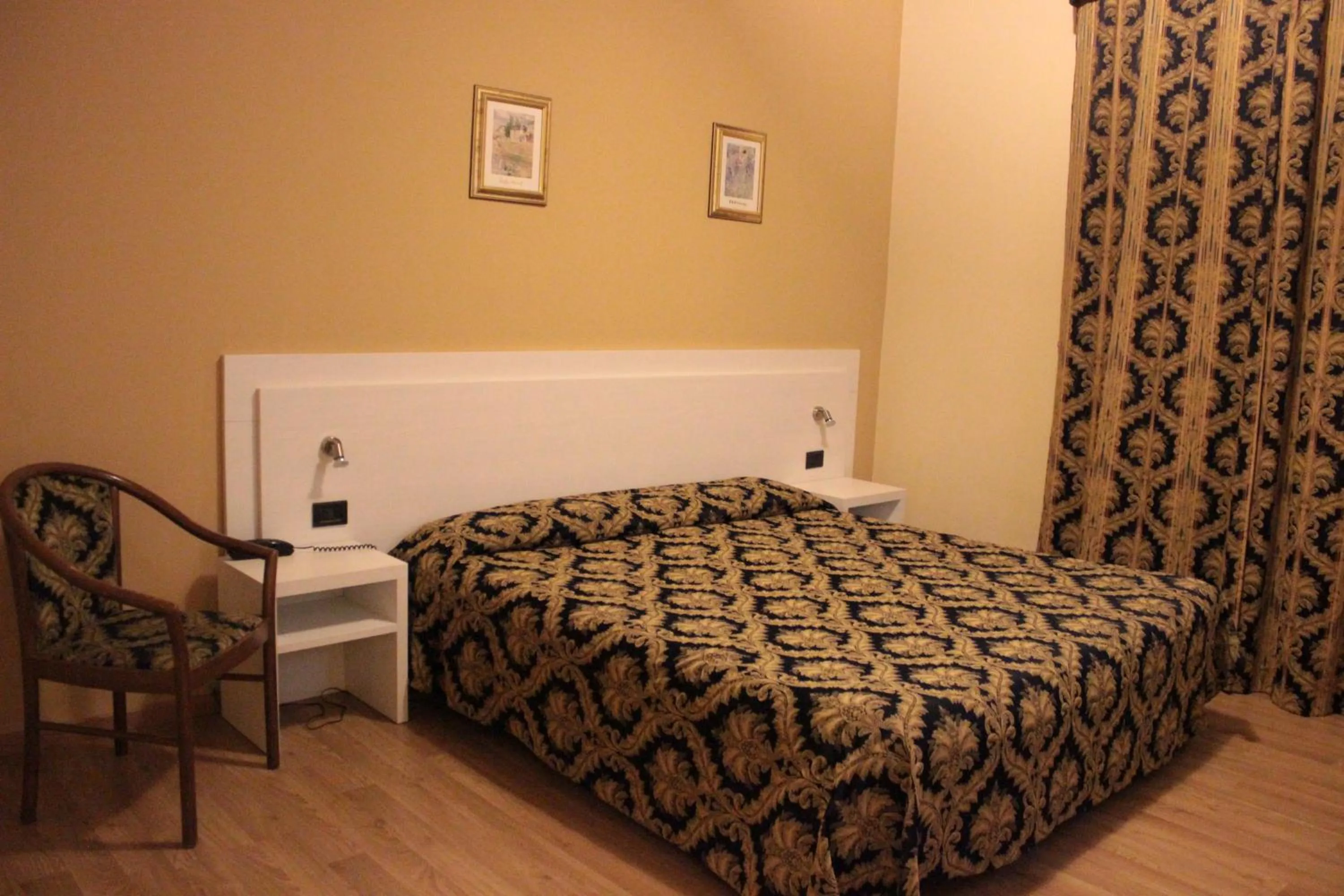 Bedroom, Bed in Hotel Rex Milano