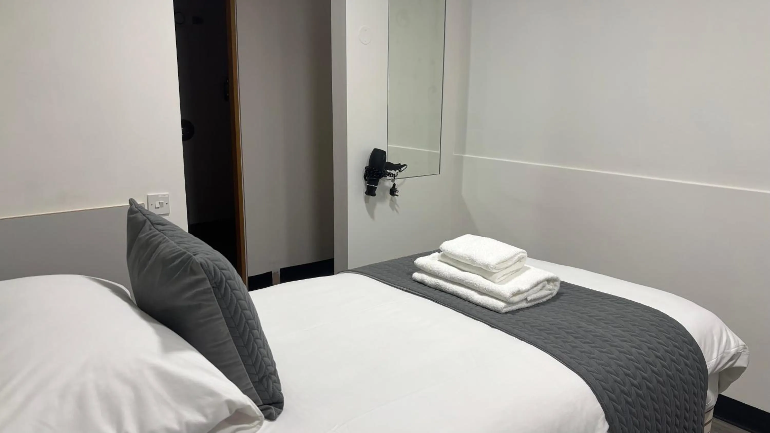 Bedroom, Bed in Broadview Hotel