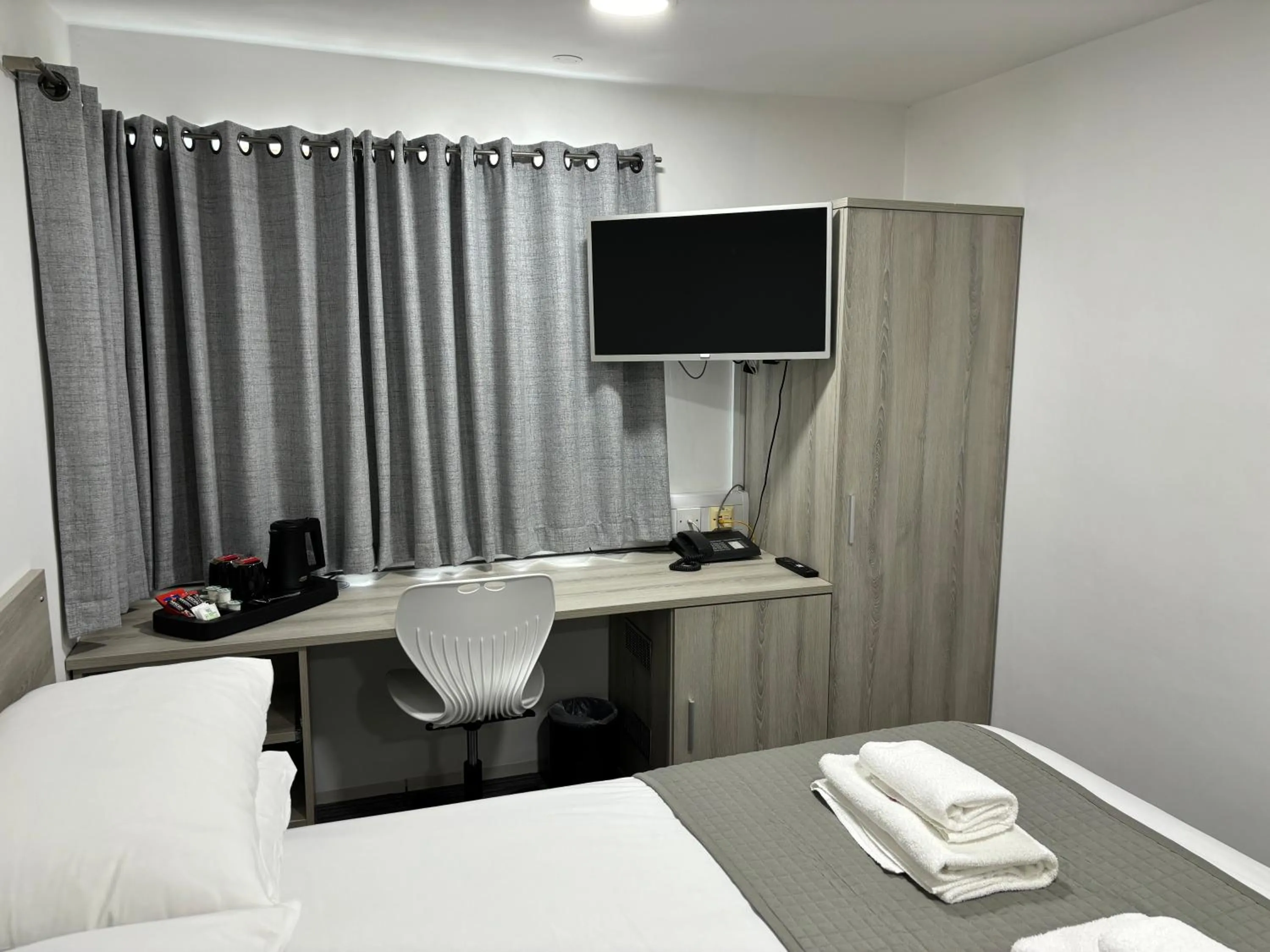 TV and multimedia, Bed in Broadview Hotel
