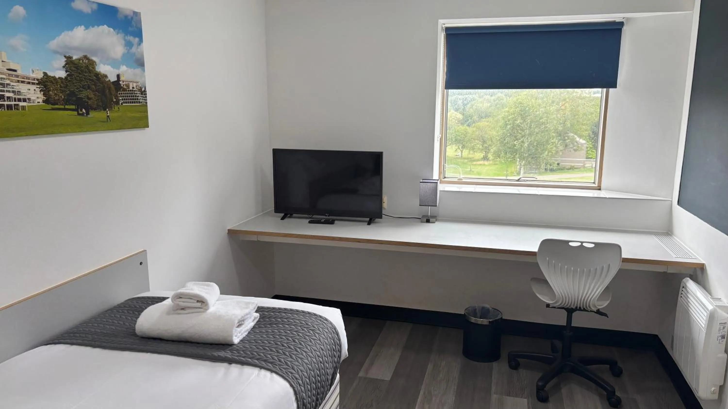 Bedroom, Bed in Broadview Hotel