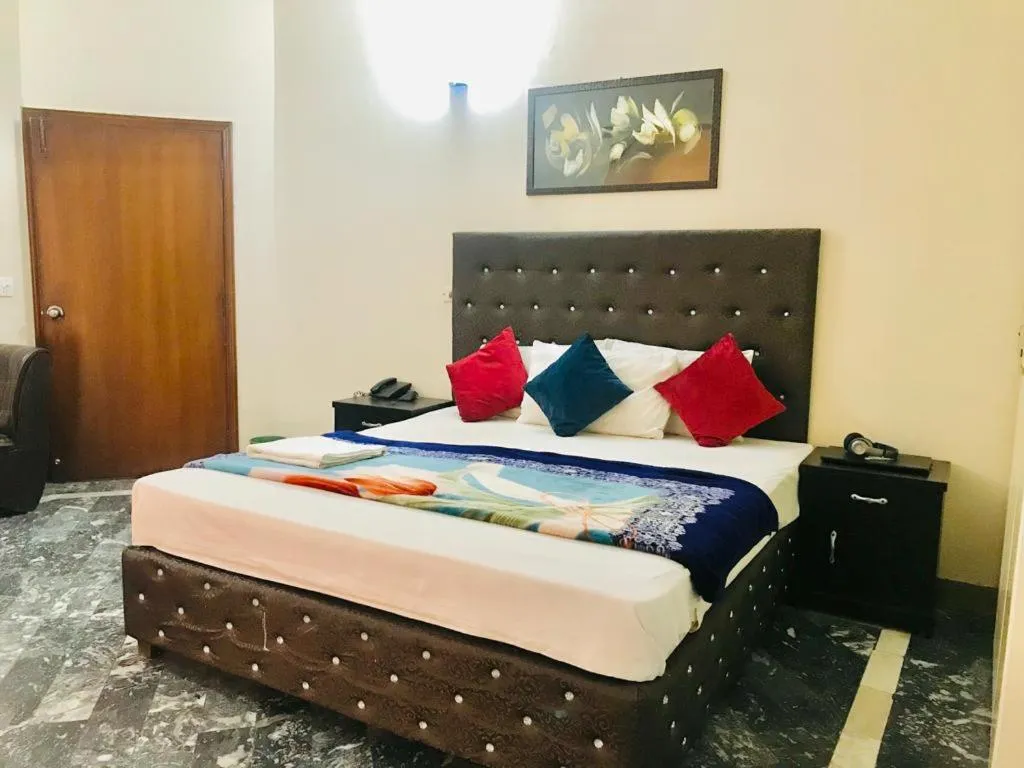 Bed in Hotel Rose Inn Lahore