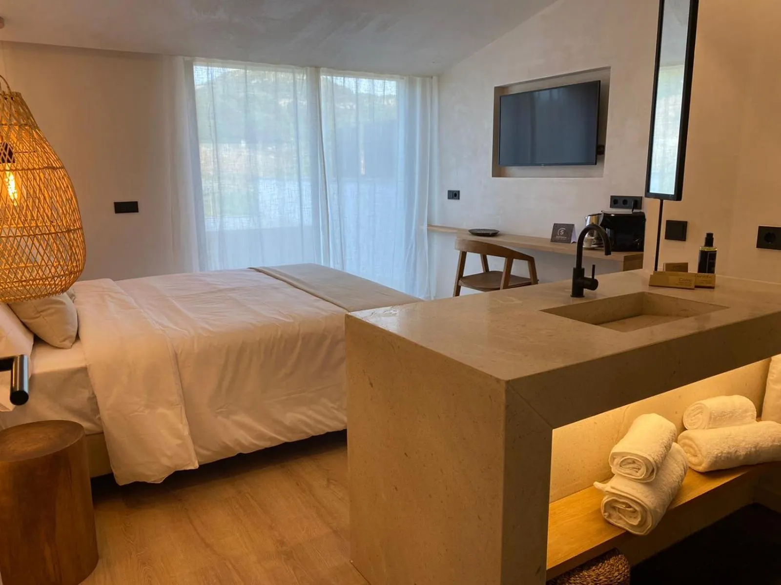 TV and multimedia, Bed in S´Estancia Suites
