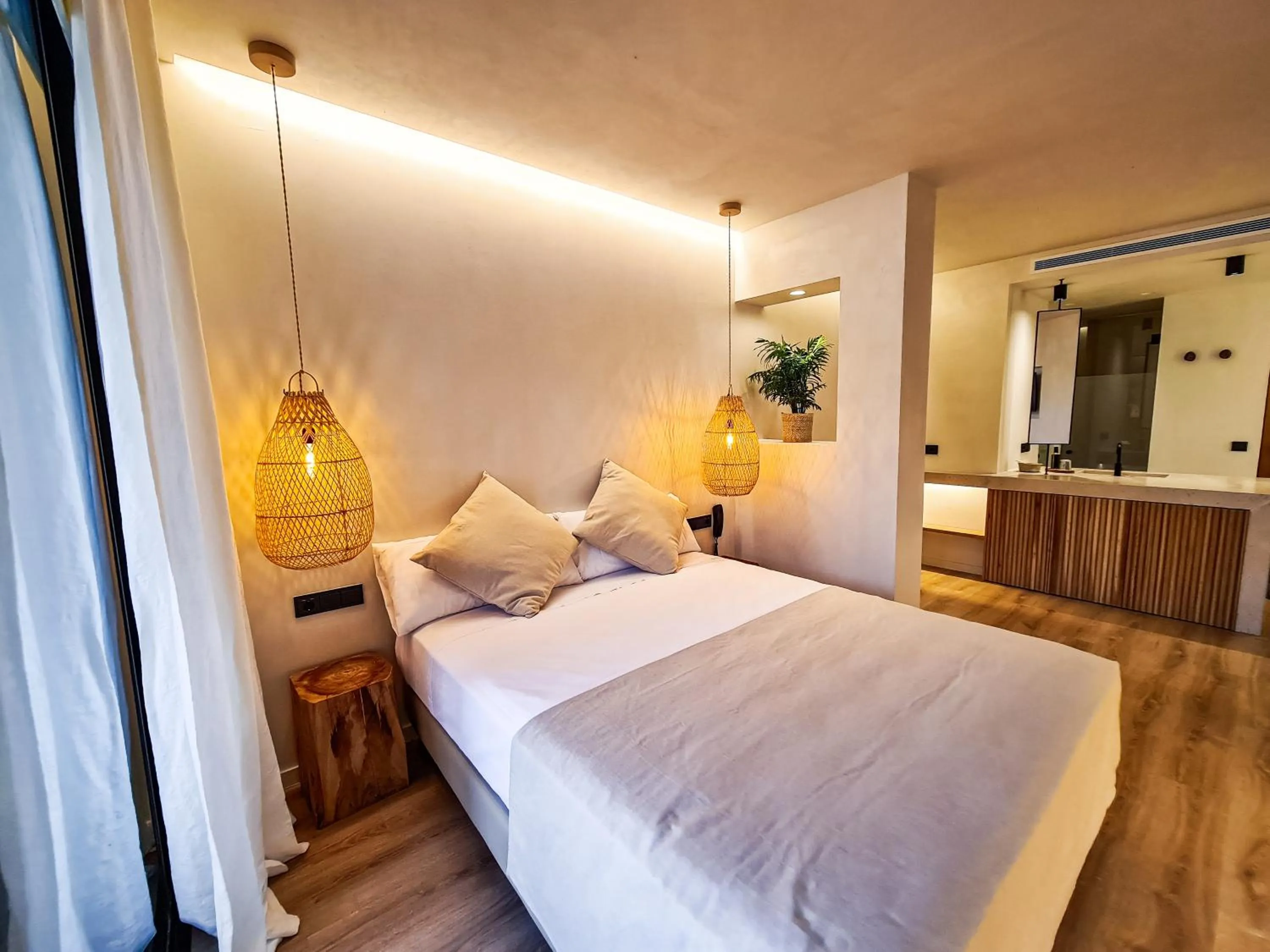 Shower, Bed in S´Estancia Suites