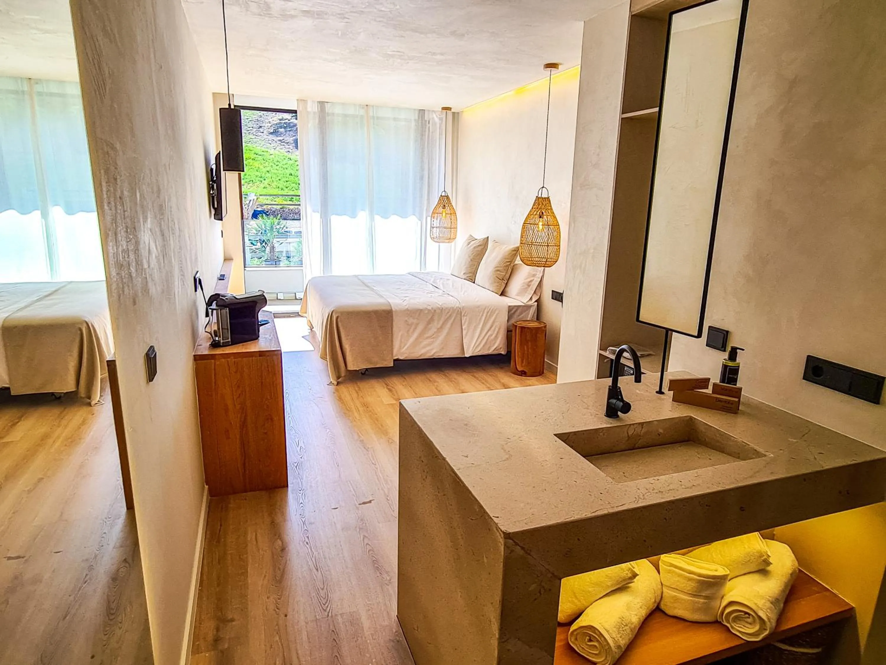 Photo of the whole room, Bed in S´Estancia Suites