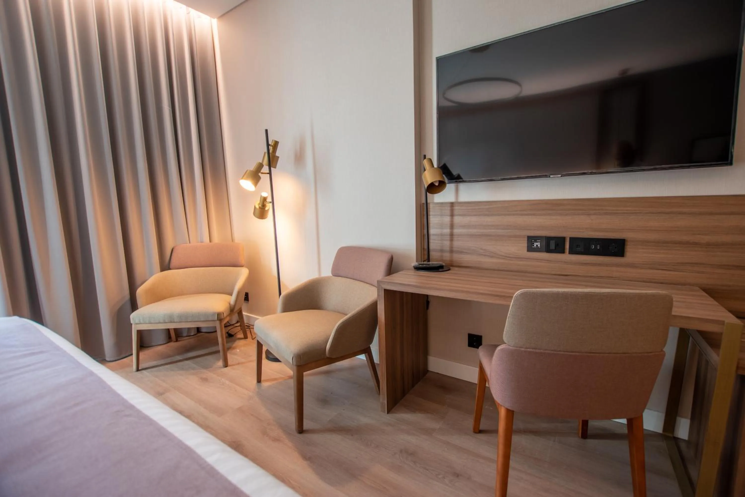 Seating area, Bed in Hotel Giralda Center