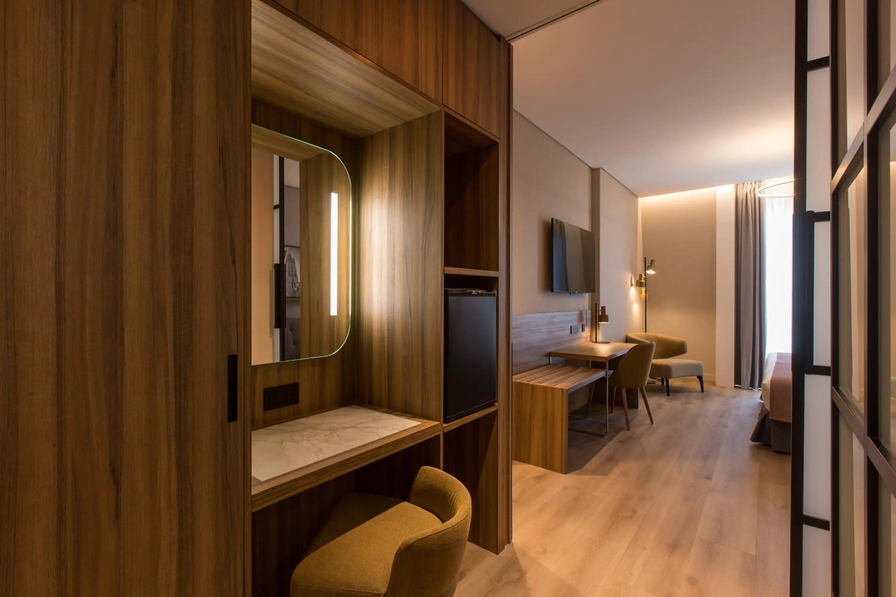 wardrobe in Hotel Giralda Center