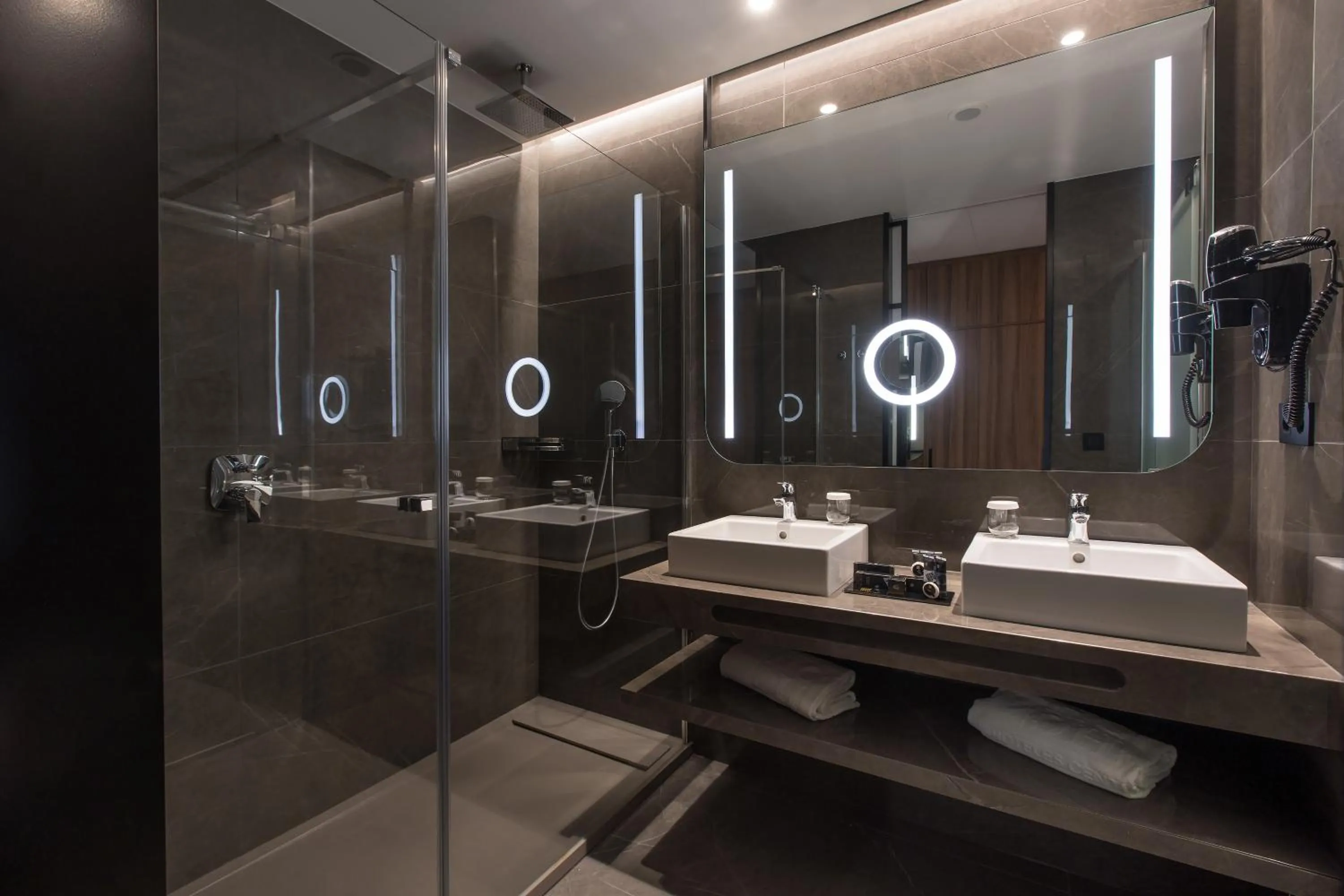 Shower in Hotel Giralda Center