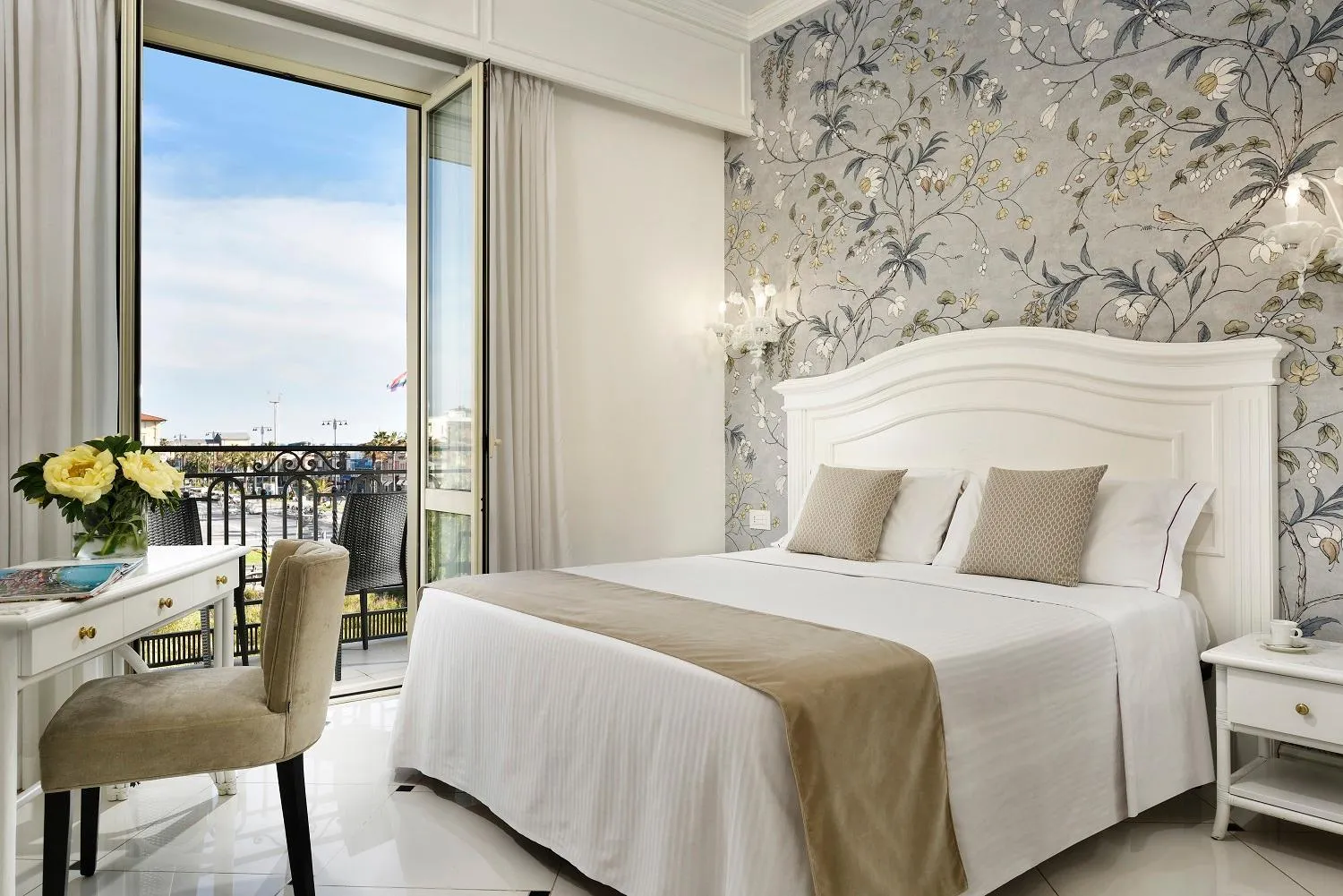 Bedroom, Bed in Hotel President