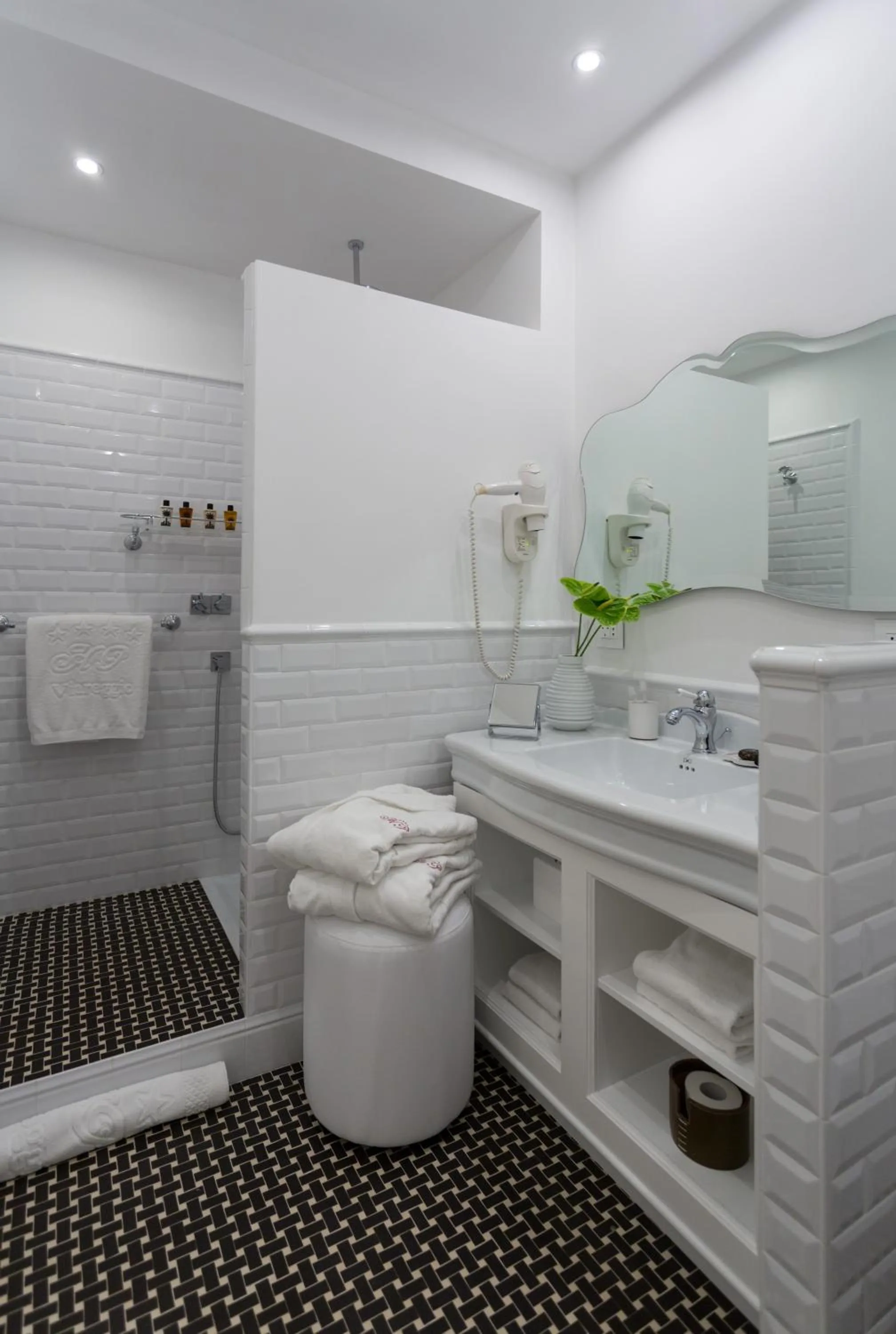 Shower in Hotel President