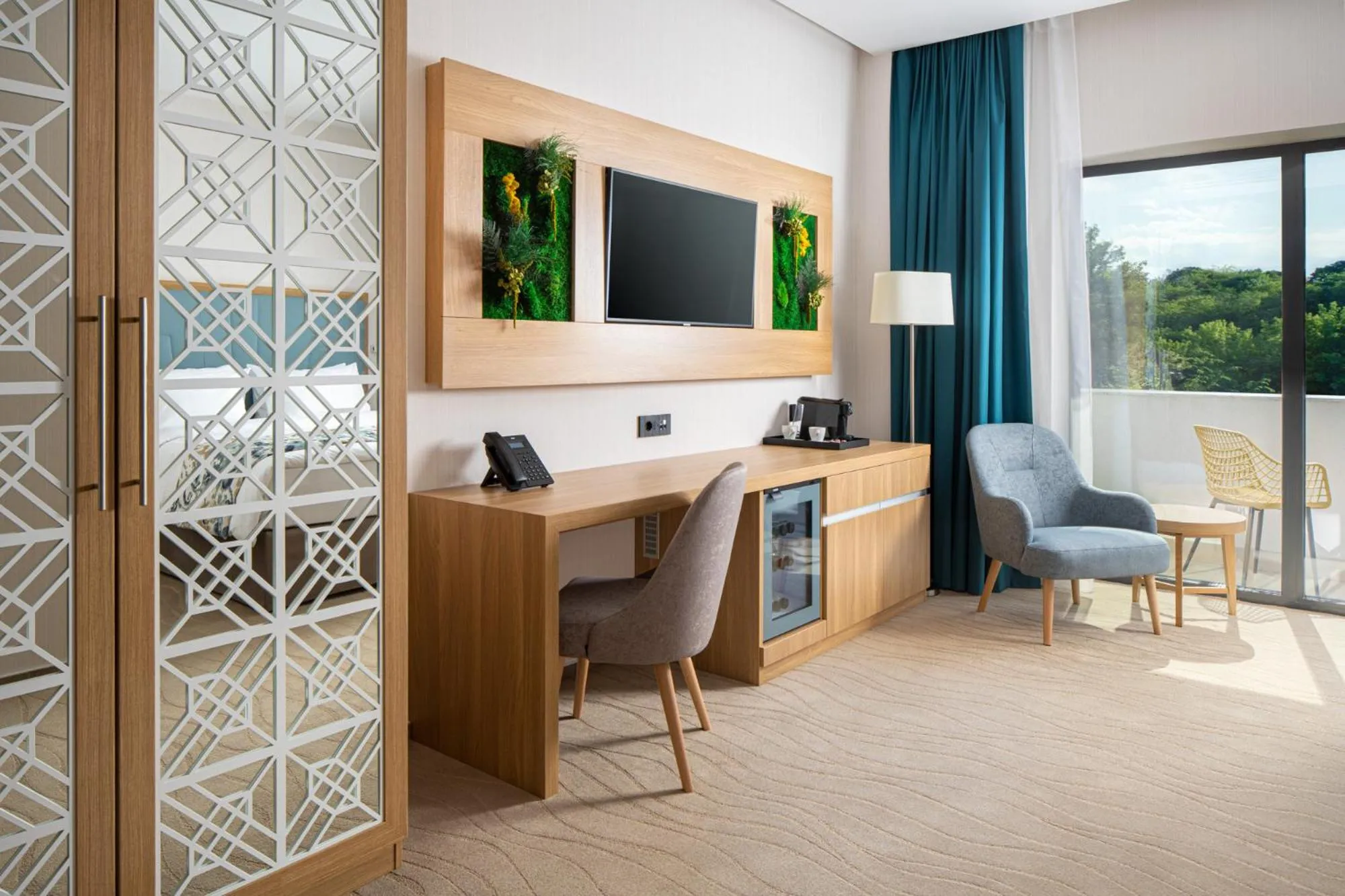 TV and multimedia in Alma Health & Spa Retreat