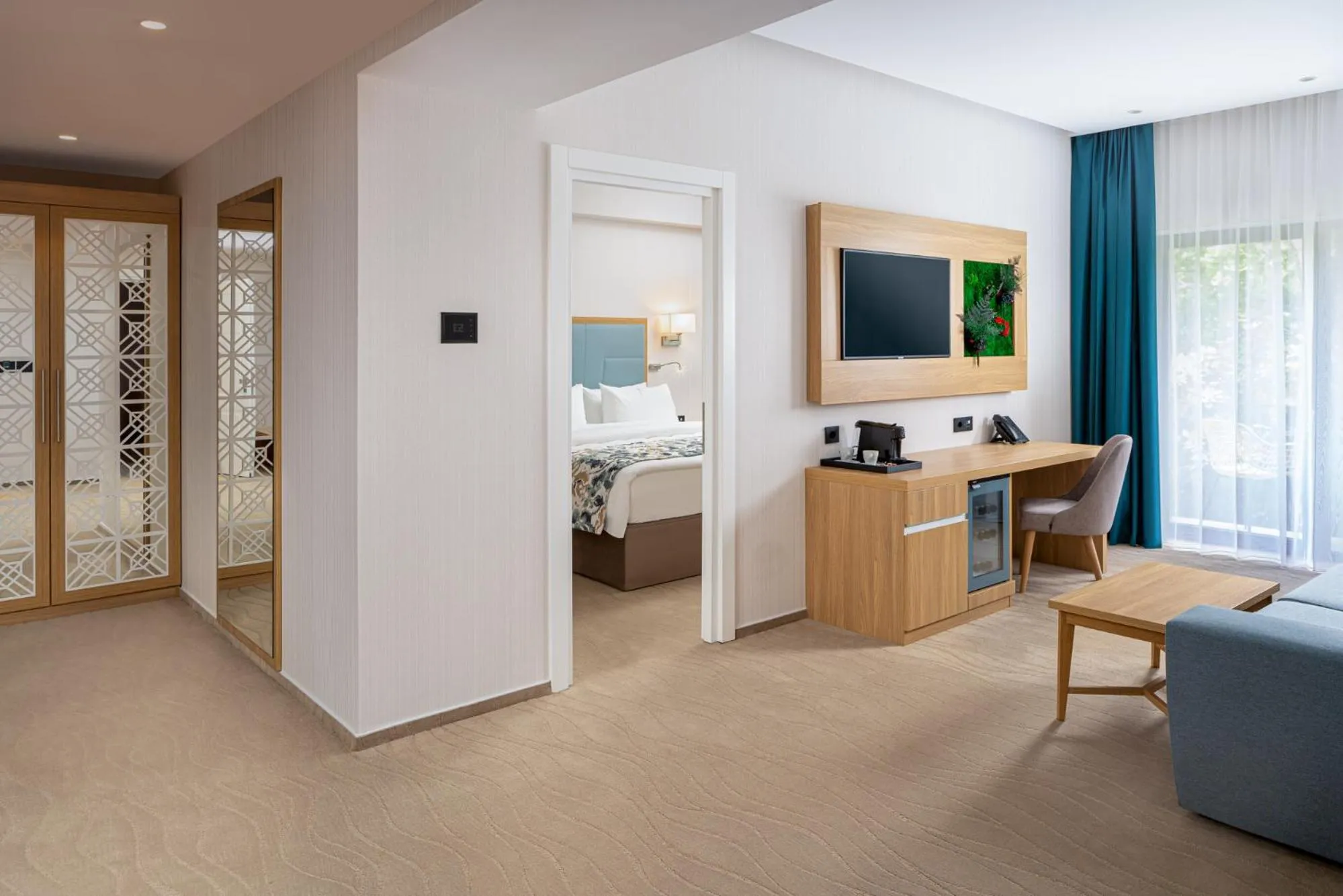 TV and multimedia, Bed in Alma Health & Spa Retreat