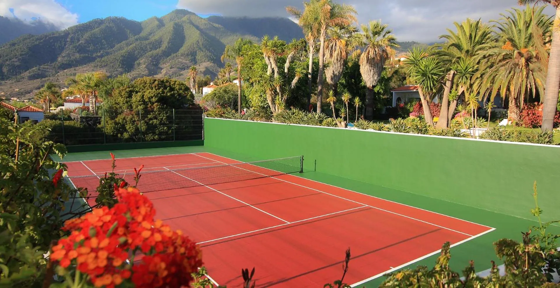 Tennis court in La Palma Jardín Resort