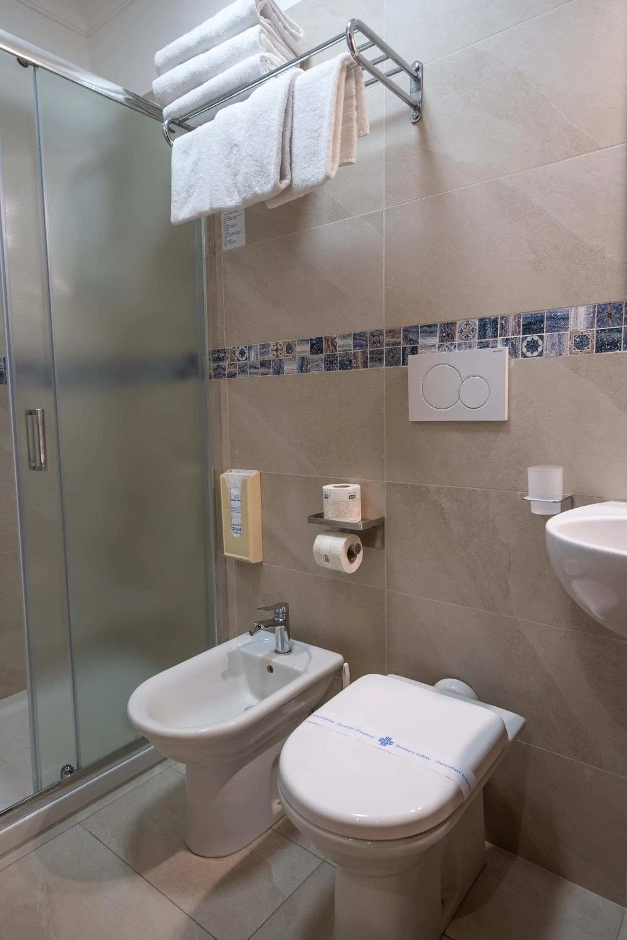 Shower in Hotel Lirico