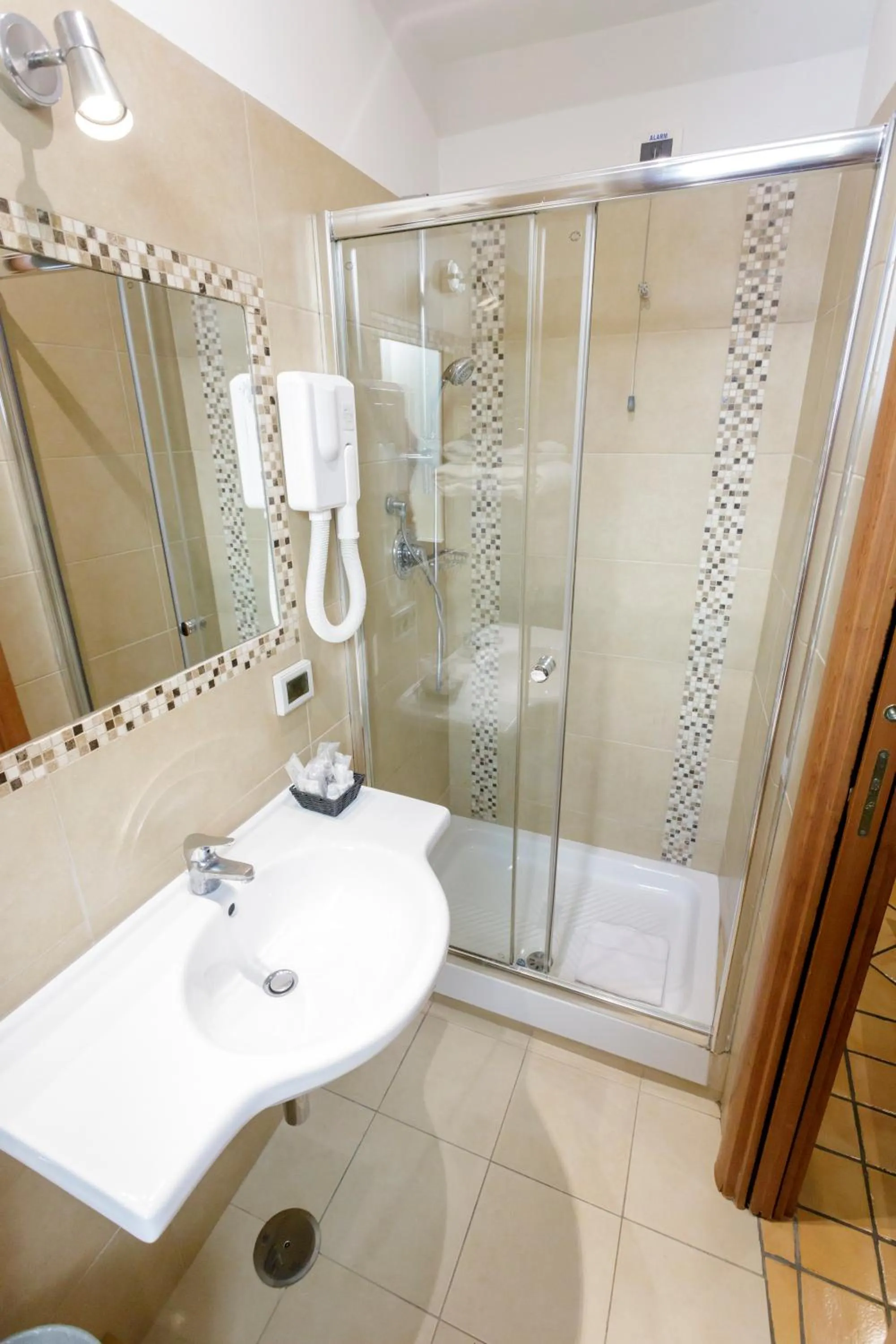 Shower in Hotel Lirico
