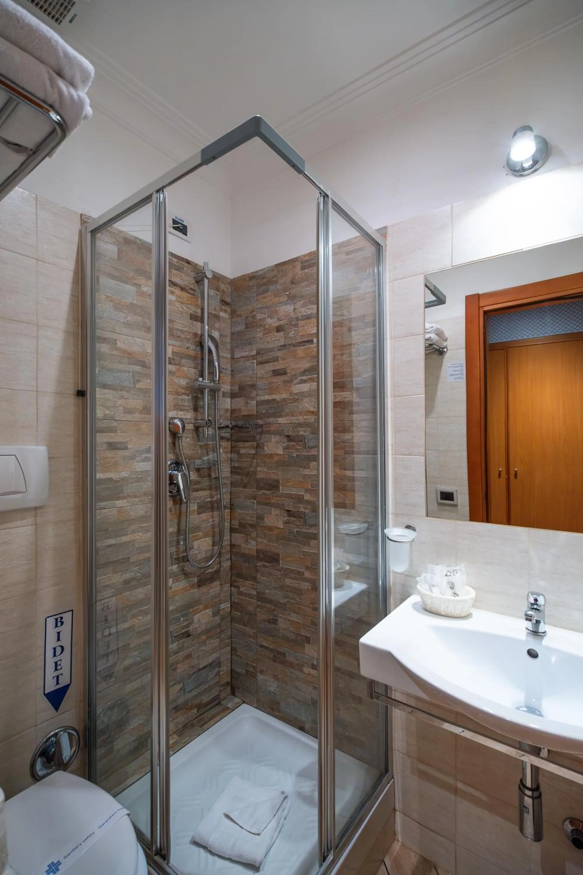Shower in Hotel Lirico